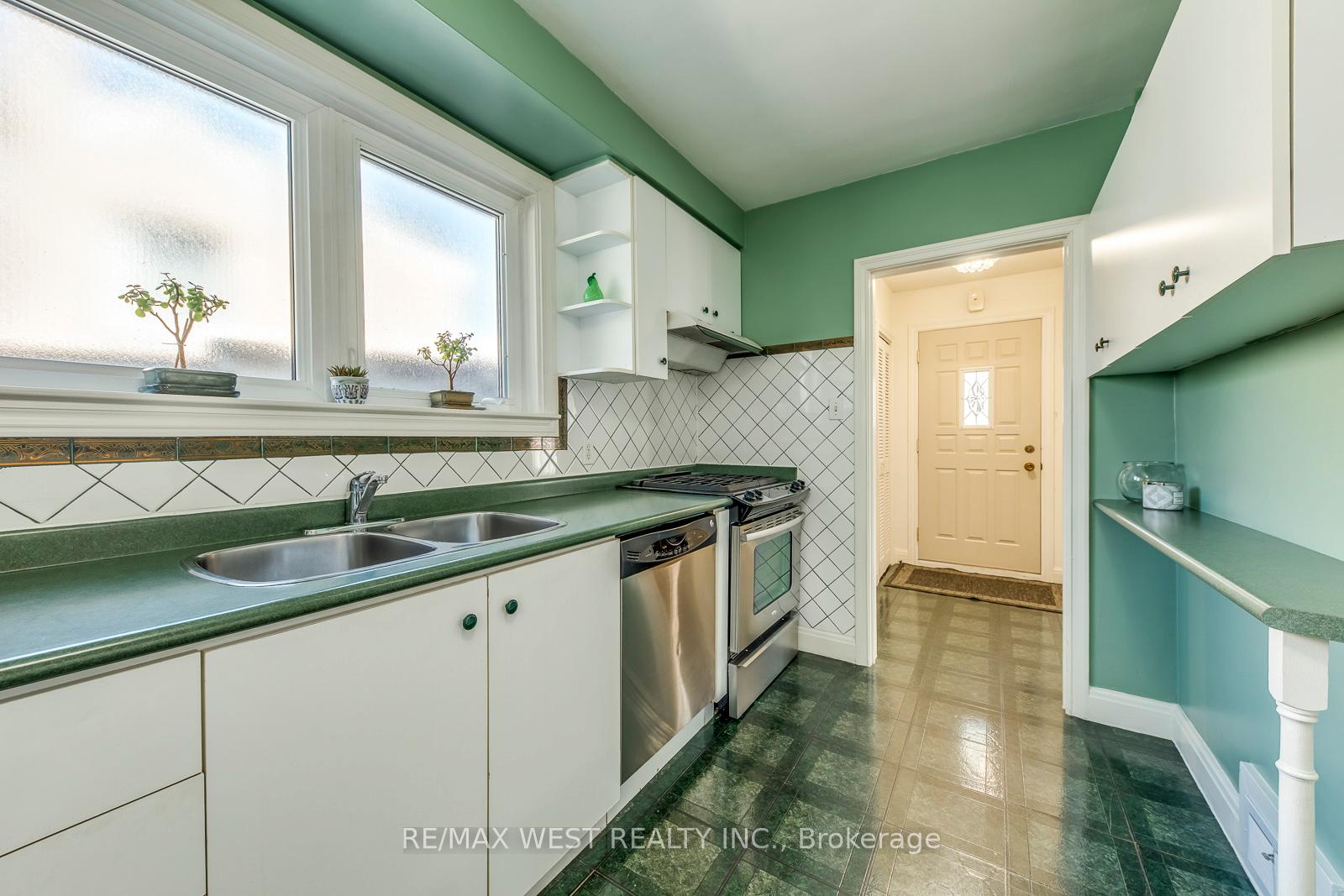 Photo 6 of 66 Prince Charles Drive, Toronto, Englemount-Lawrence — HOMEH