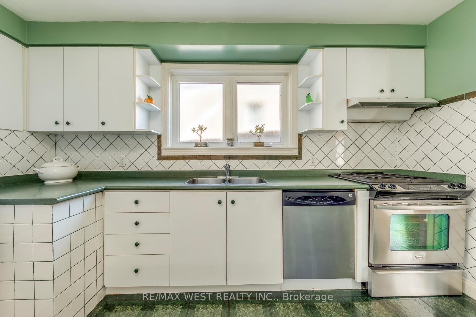 Photo 7 of 66 Prince Charles Drive, Toronto, Englemount-Lawrence — HOMEH