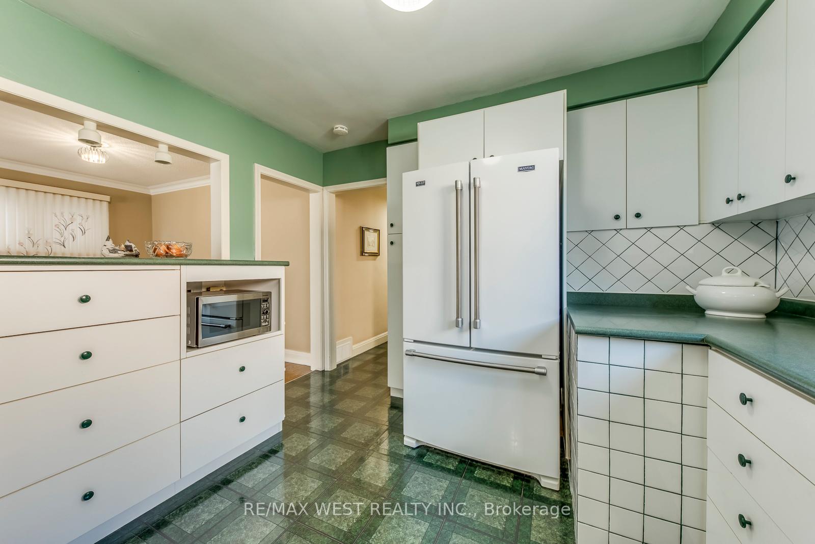 Photo 10 of 66 Prince Charles Drive, Toronto, Englemount-Lawrence — HOMEH