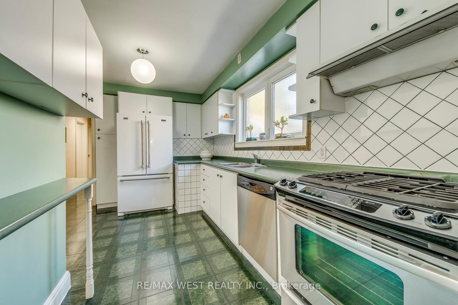 Photo 9 of 66 Prince Charles Drive, Toronto, Englemount-Lawrence — HOMEH