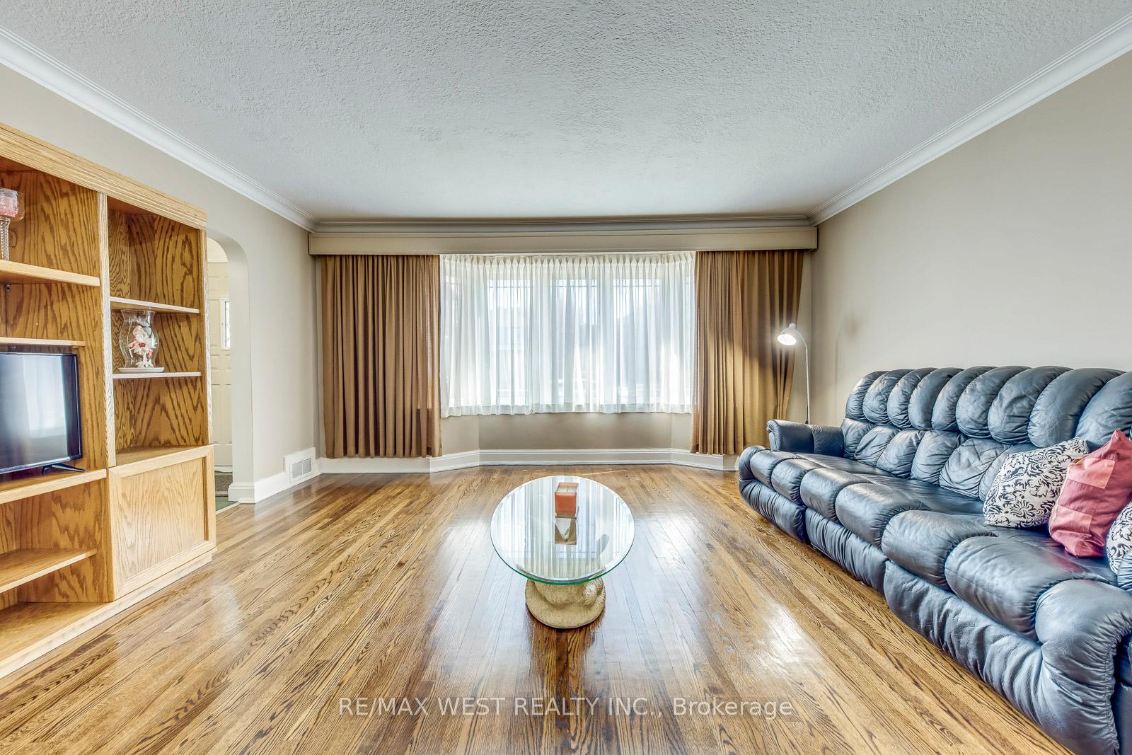 Photo 13 of 66 Prince Charles Drive, Toronto, Englemount-Lawrence — HOMEH