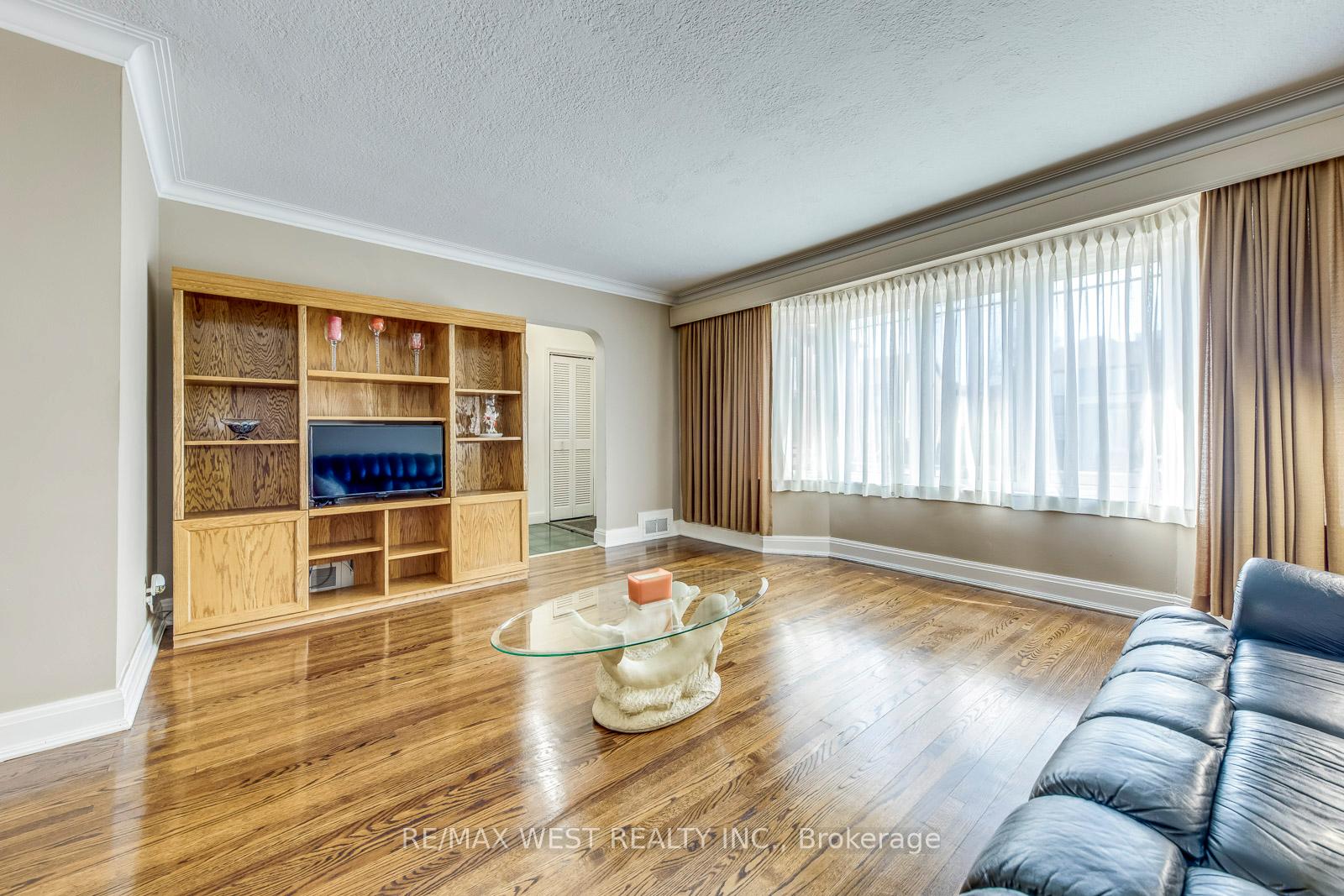 Photo 18 of 66 Prince Charles Drive, Toronto, Englemount-Lawrence — HOMEH