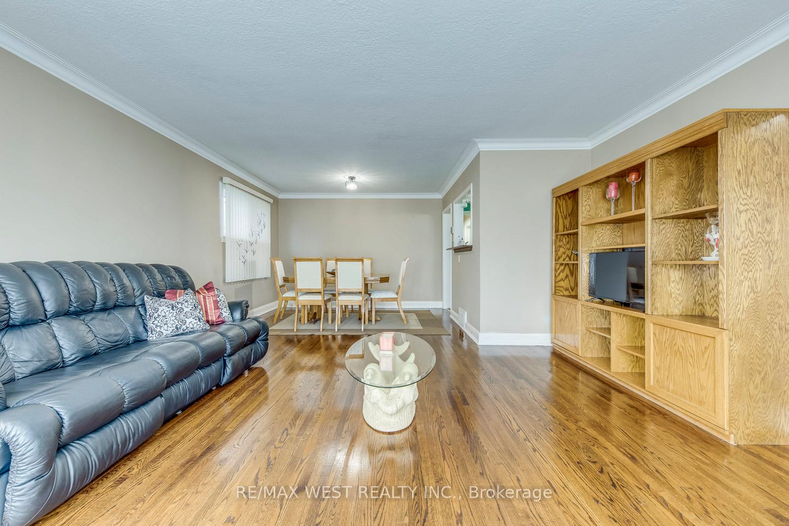 Photo 16 of 66 Prince Charles Drive, Toronto, Englemount-Lawrence — HOMEH