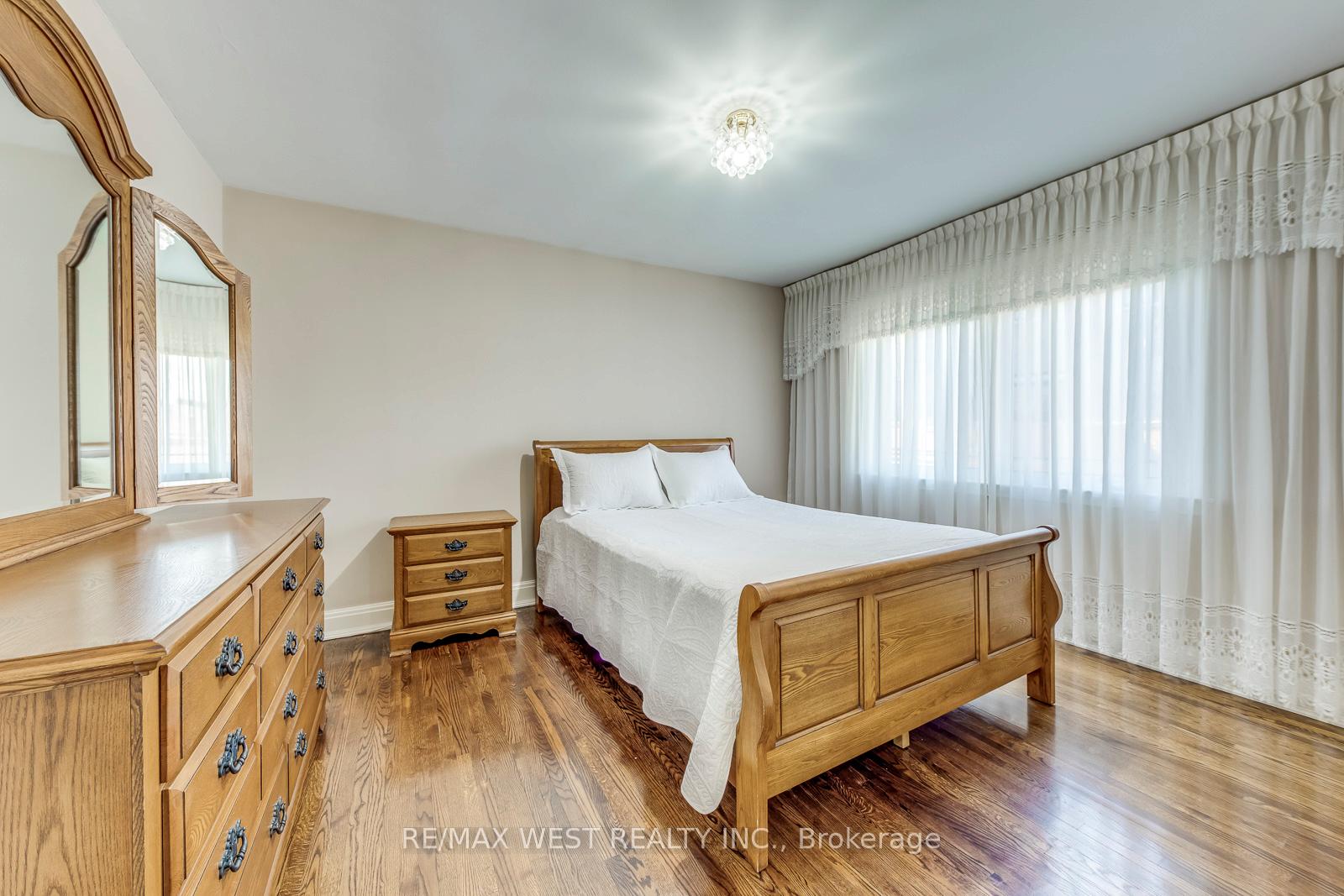 Photo 20 of 66 Prince Charles Drive, Toronto, Englemount-Lawrence — HOMEH