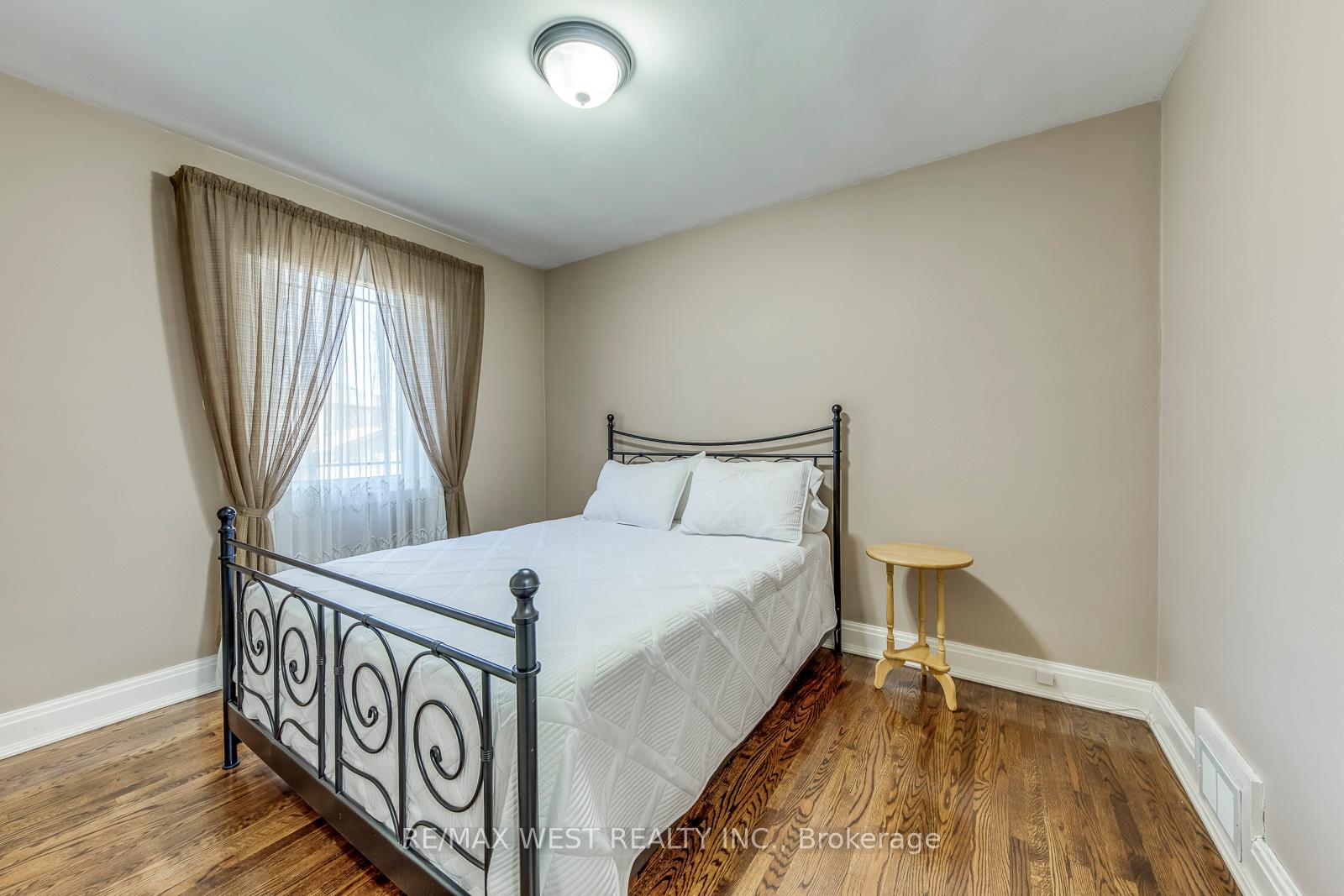 Photo 15 of 66 Prince Charles Drive, Toronto, Englemount-Lawrence — HOMEH