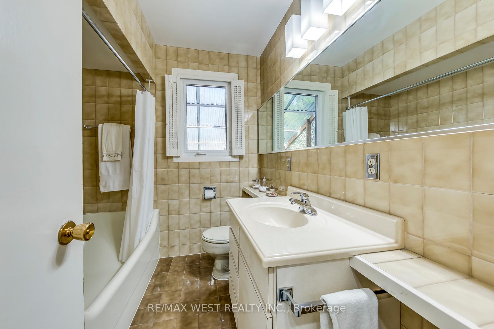Photo 14 of 66 Prince Charles Drive, Toronto, Englemount-Lawrence — HOMEH