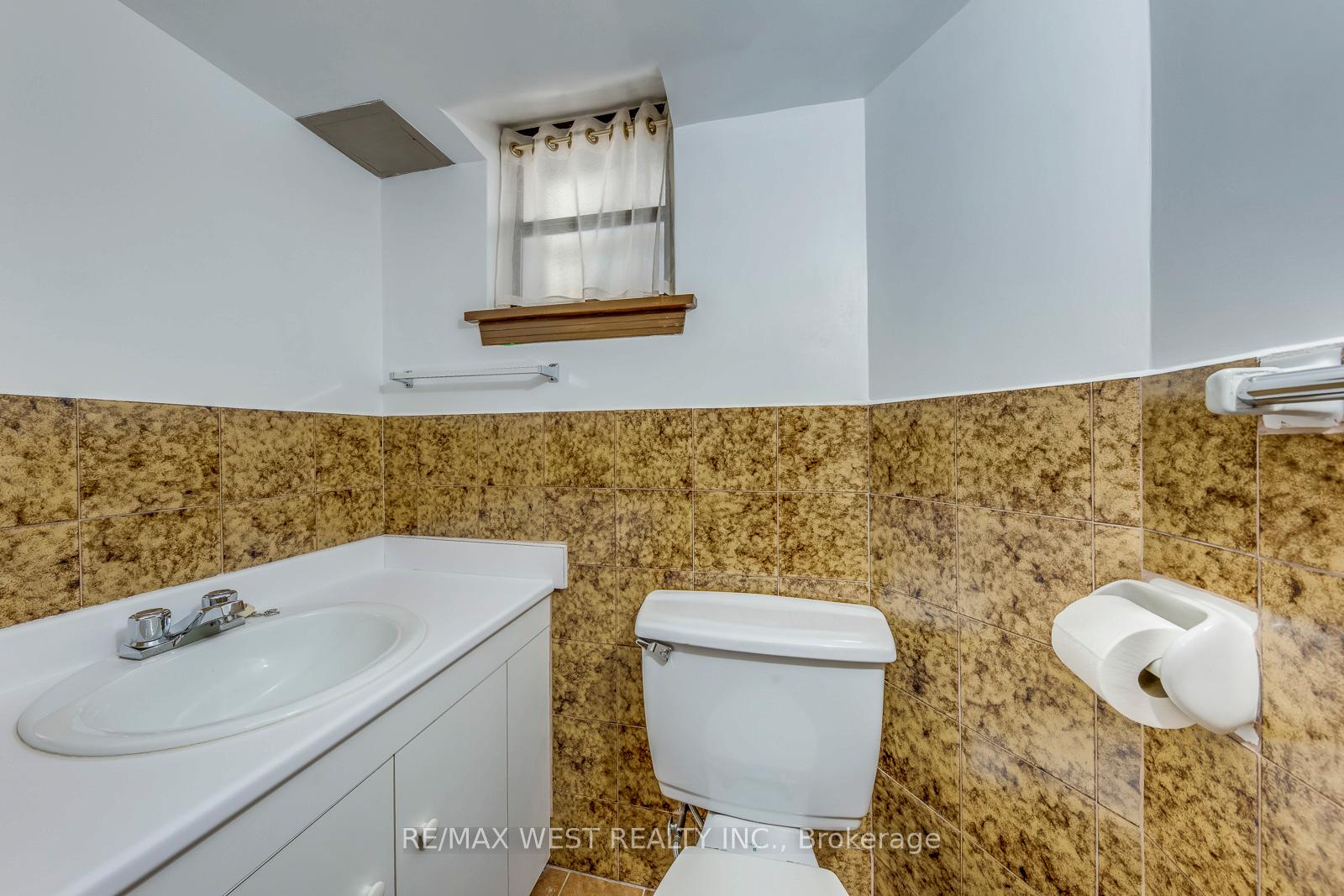 Photo 26 of 66 Prince Charles Drive, Toronto, Englemount-Lawrence — HOMEH