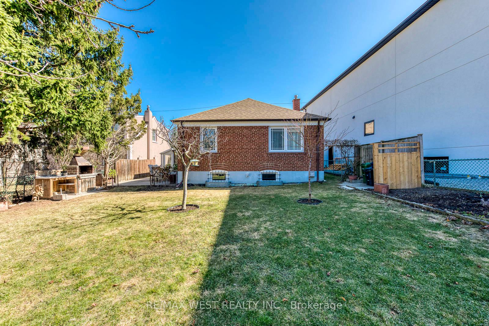 Photo 33 of 66 Prince Charles Drive, Toronto, Englemount-Lawrence — HOMEH