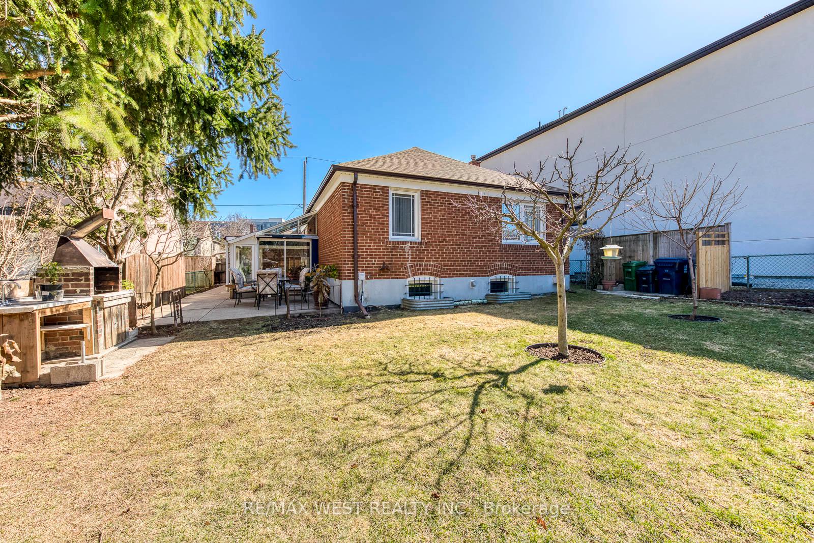 Photo 37 of 66 Prince Charles Drive, Toronto, Englemount-Lawrence — HOMEH