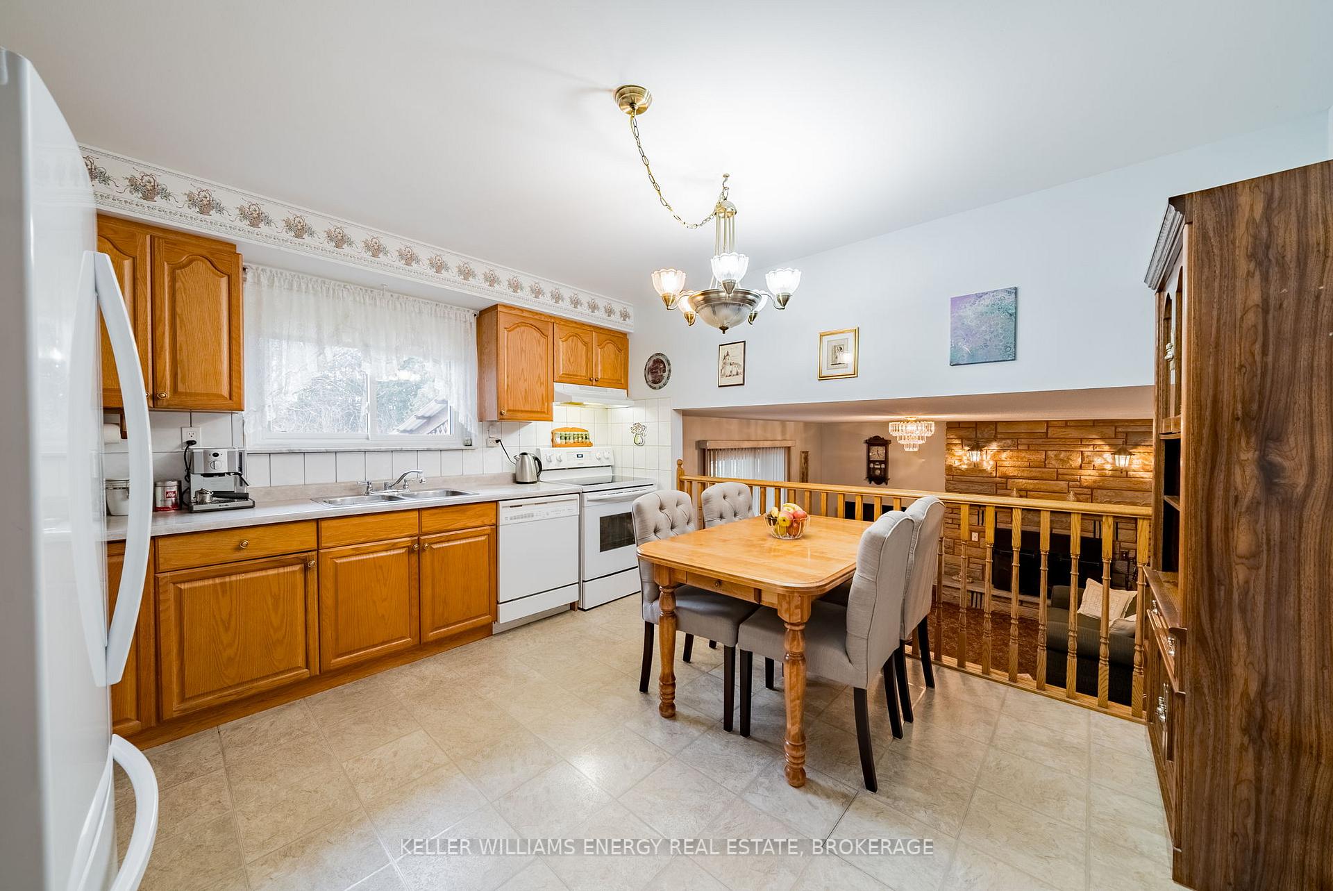 Photo 6 of 566 Antigua Crescent, Oshawa, Northglen — HOMEH