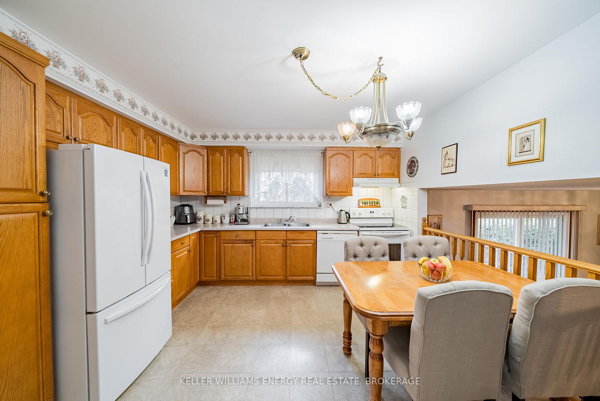 Photo 5 of 566 Antigua Crescent, Oshawa, Northglen — HOMEH
