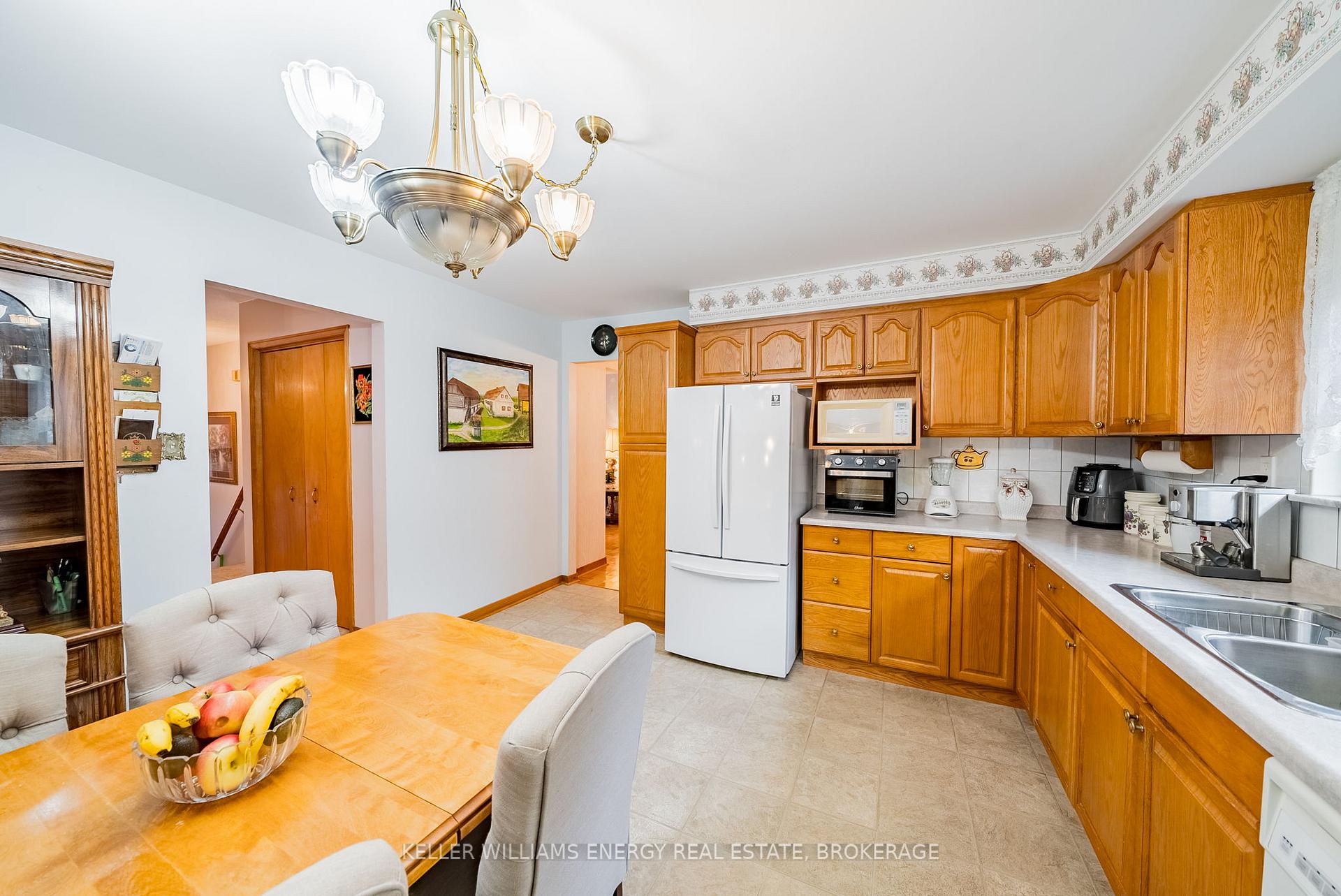 Photo 8 of 566 Antigua Crescent, Oshawa, Northglen — HOMEH