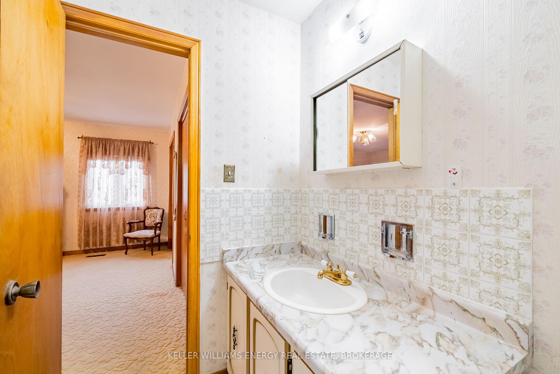 Photo 16 of 566 Antigua Crescent, Oshawa, Northglen — HOMEH
