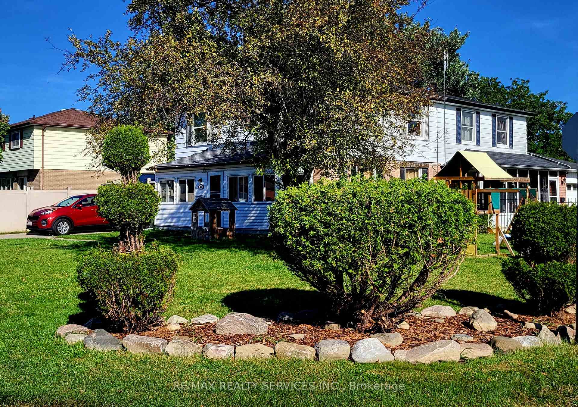 Front of 80 Flamingo Crescent