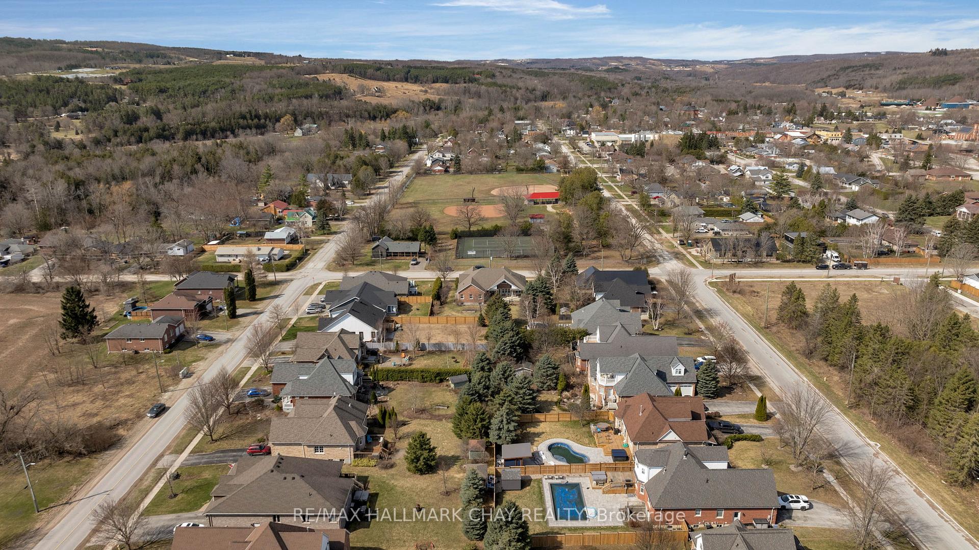 Photo 45 of 105 Mary Street, Clearview, Creemore — HOMEH