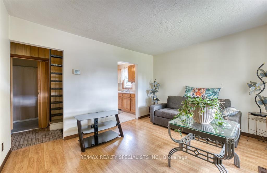 Photo 2 of 610 Vanier Street E, Windsor — HOMEH