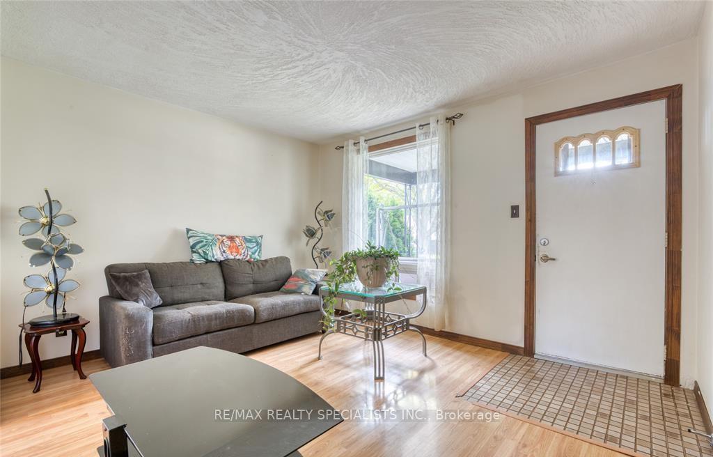Photo 3 of 610 Vanier Street E, Windsor — HOMEH
