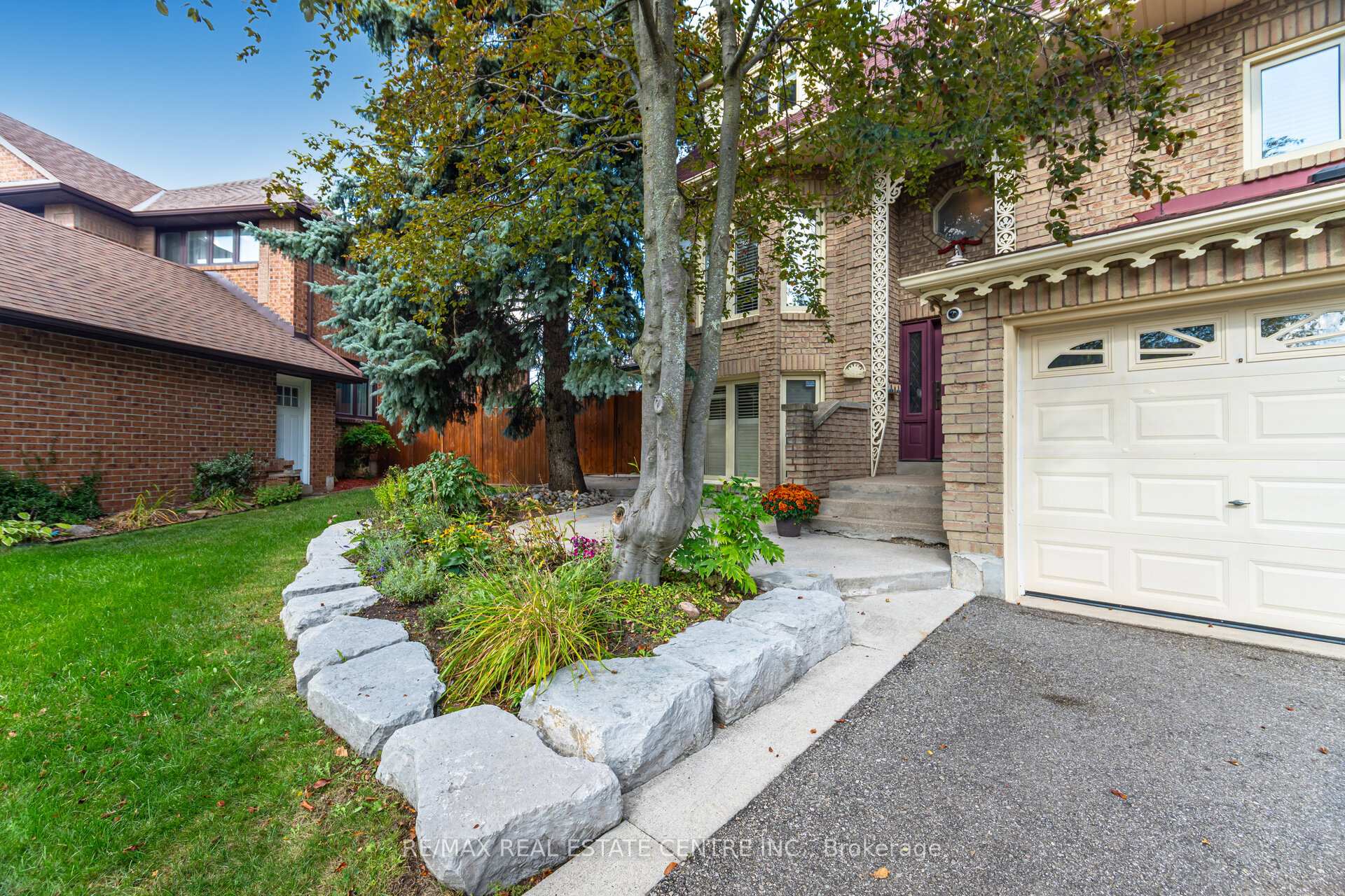 Photo 8 of 10 Bluebird Court, Brampton, Snelgrove — HOMEH