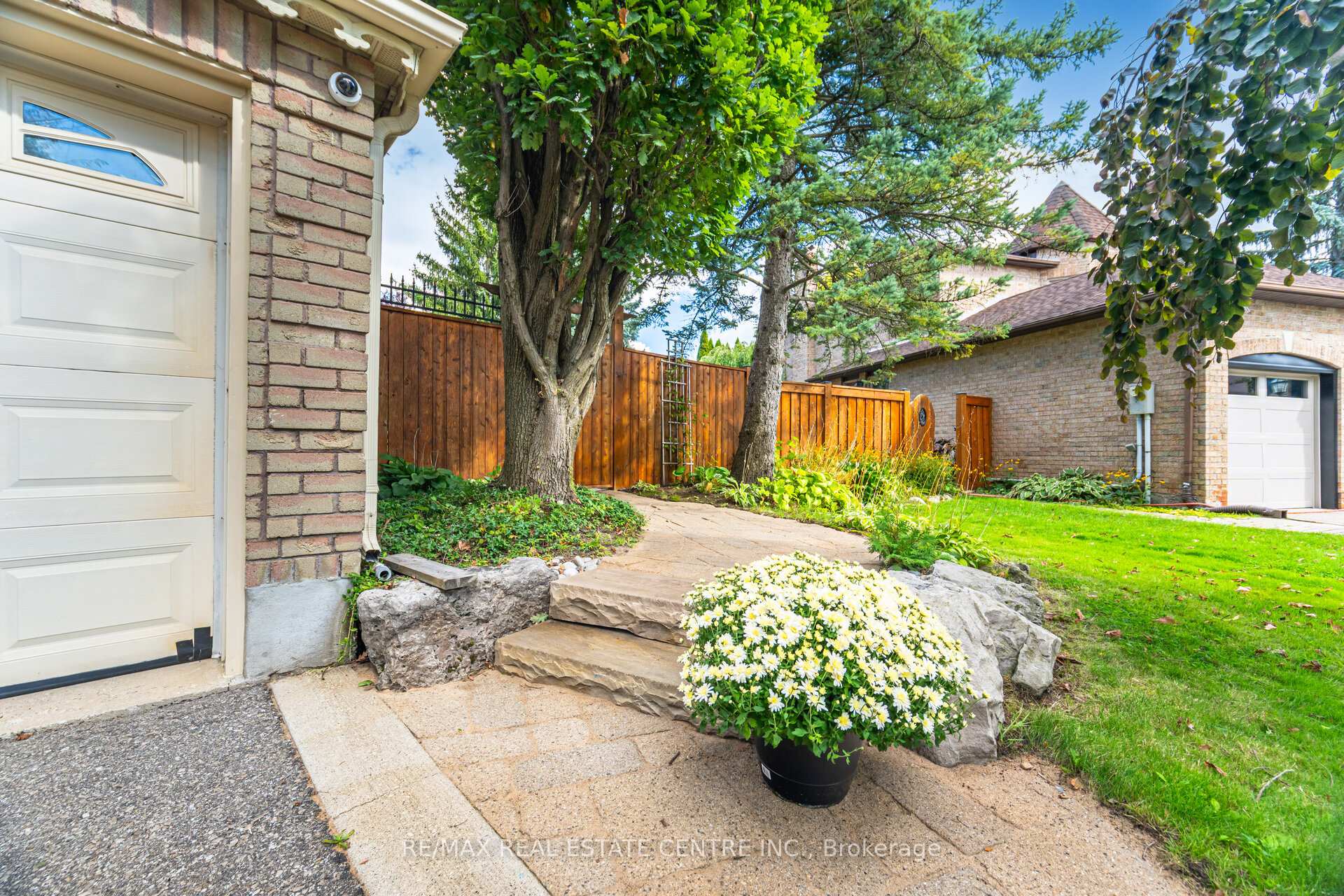 Photo 11 of 10 Bluebird Court, Brampton, Snelgrove — HOMEH