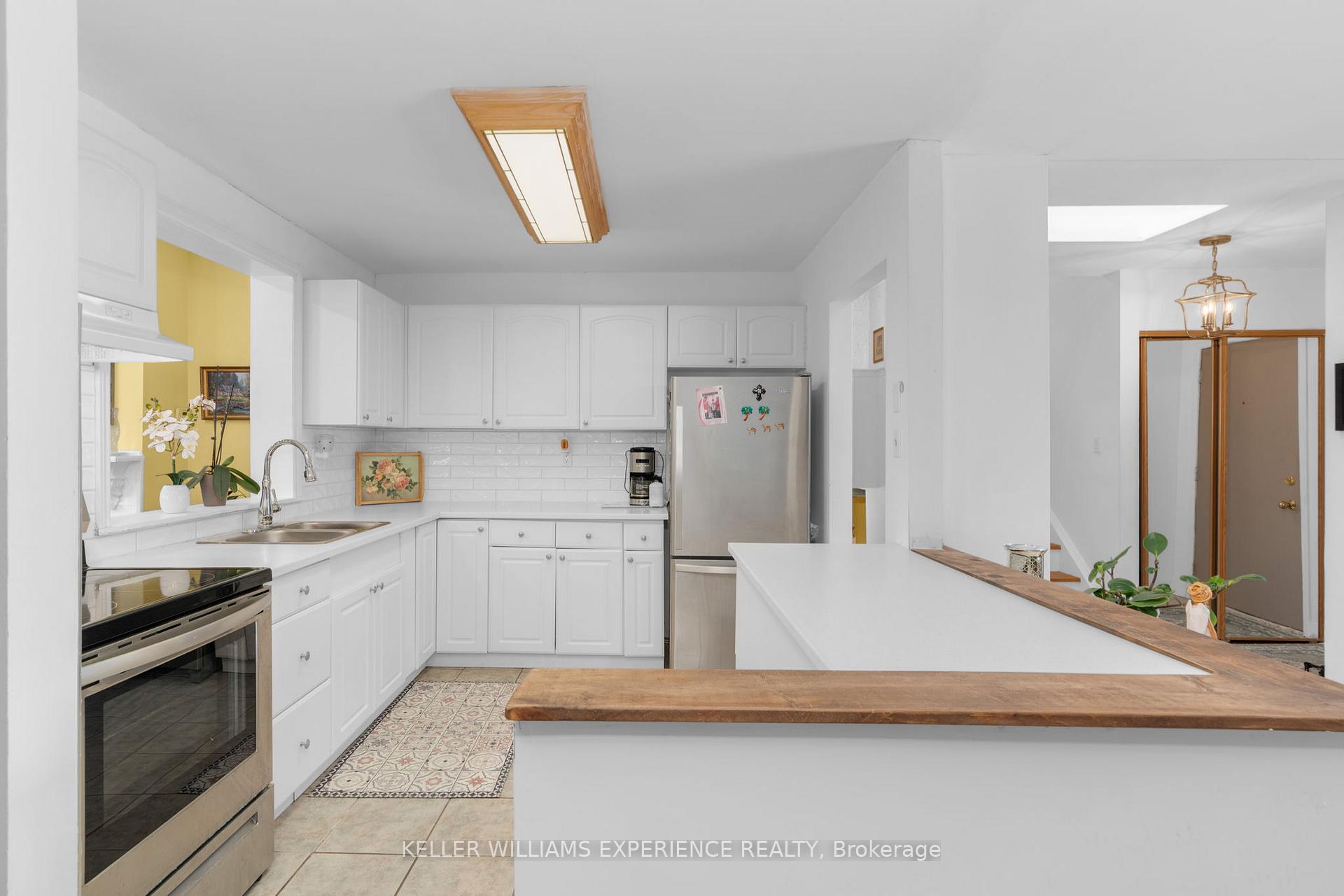 Photo 5 of 69 Christie Crescent, Barrie, Letitia Heights — HOMEH