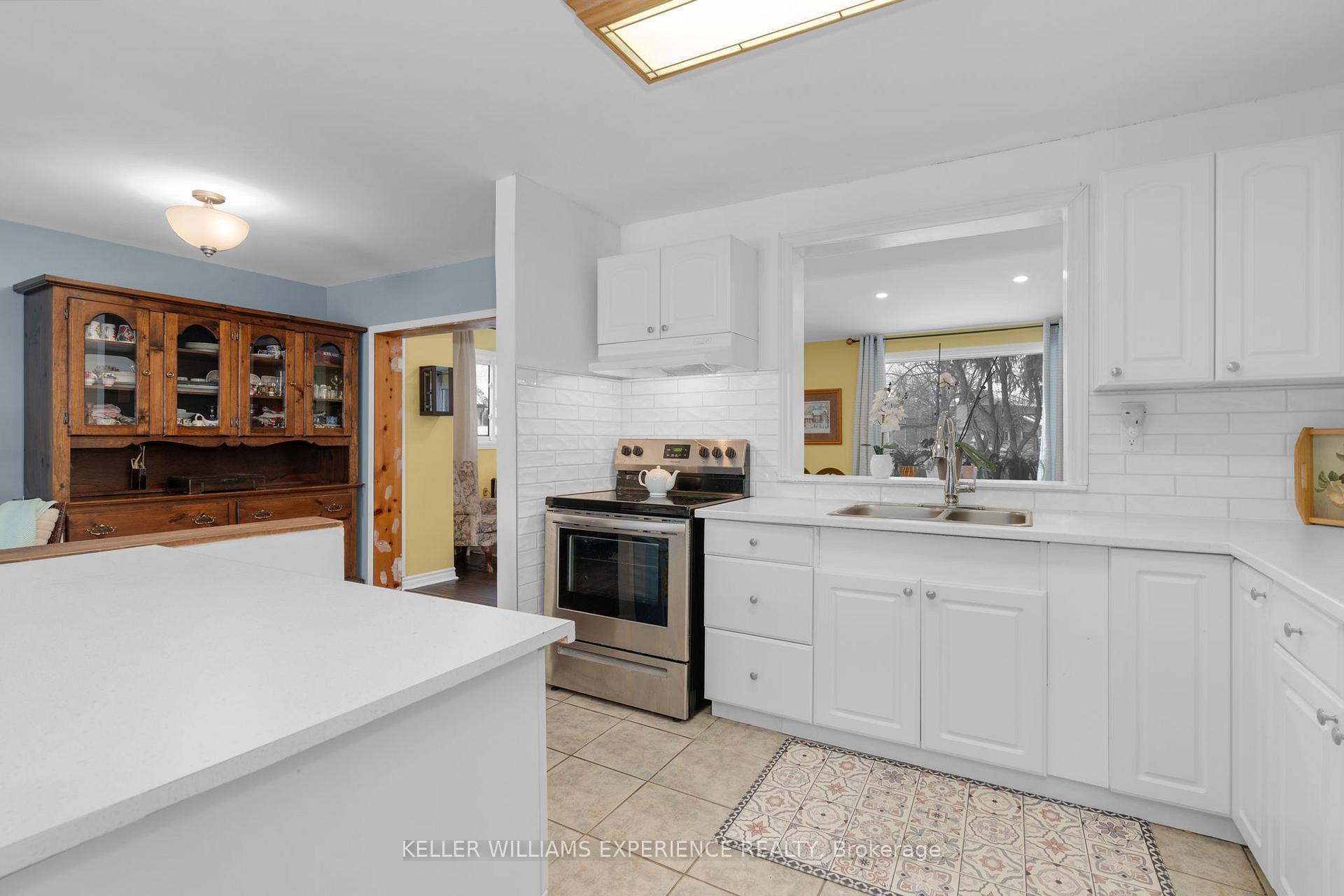 Photo 9 of 69 Christie Crescent, Barrie, Letitia Heights — HOMEH