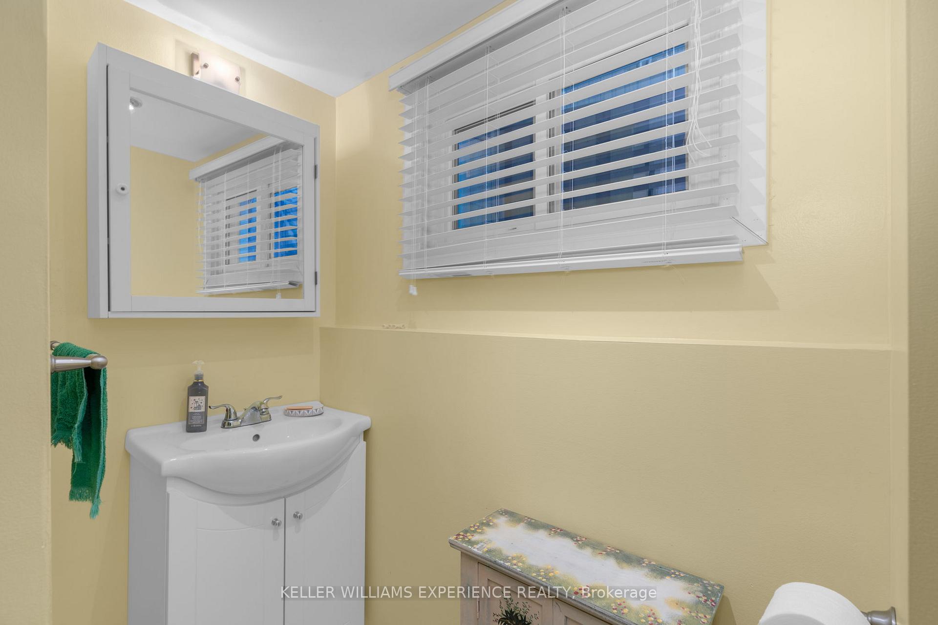 Photo 10 of 69 Christie Crescent, Barrie, Letitia Heights — HOMEH