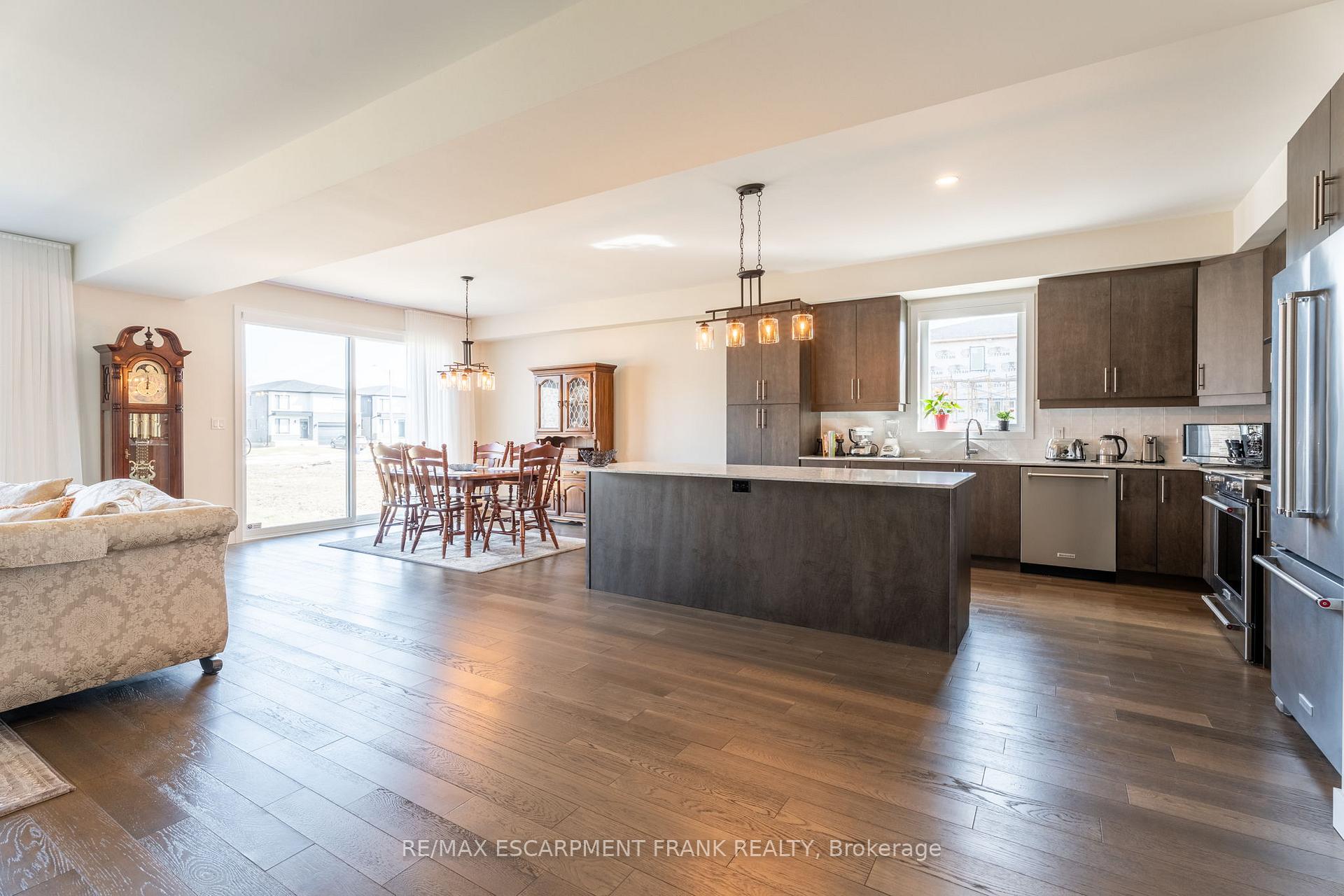 Photo 4 of 412 Klein Circle, Hamilton, Meadowlands — HOMEH