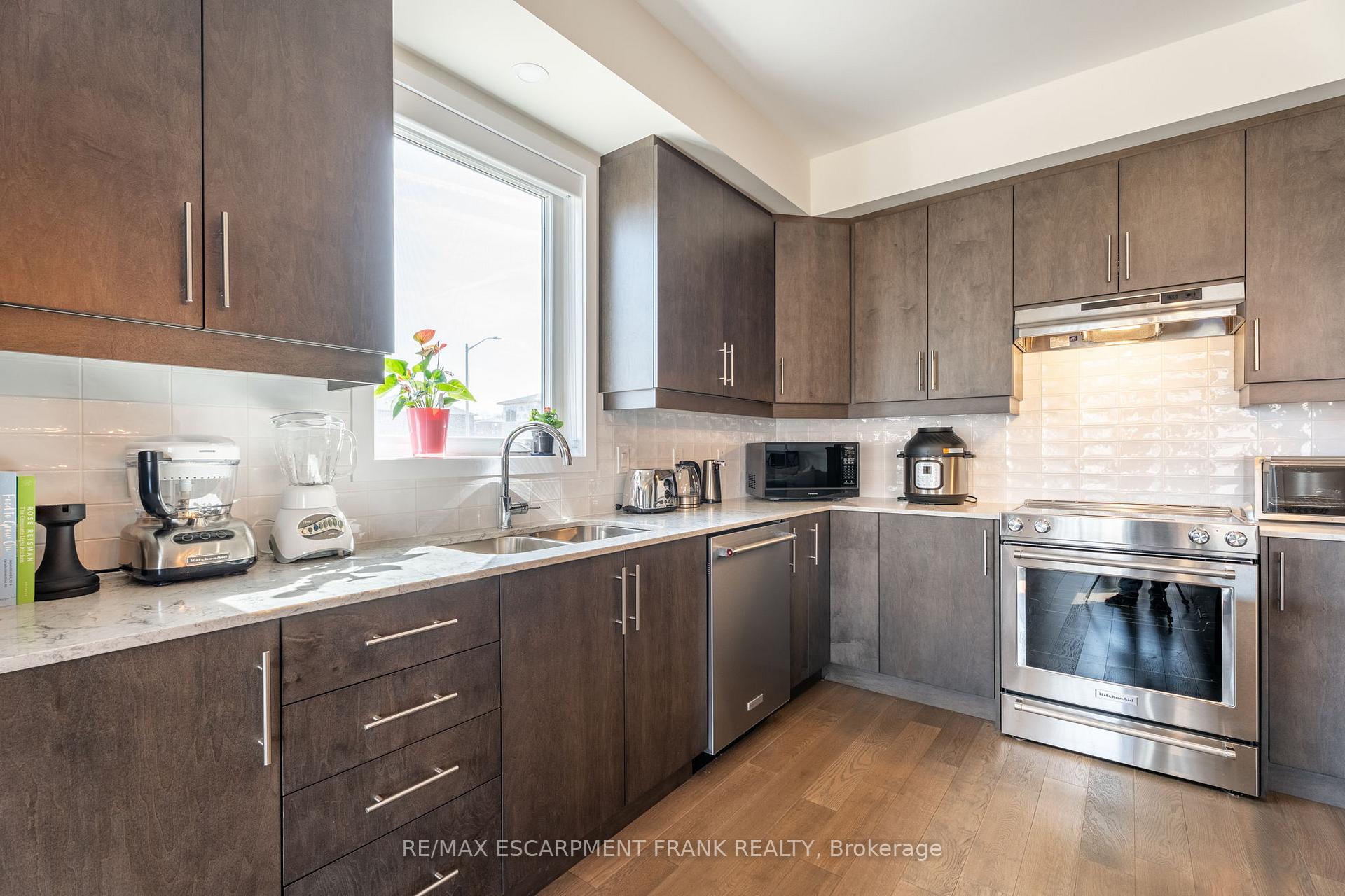 Photo 34 of 412 Klein Circle, Hamilton, Meadowlands — HOMEH
