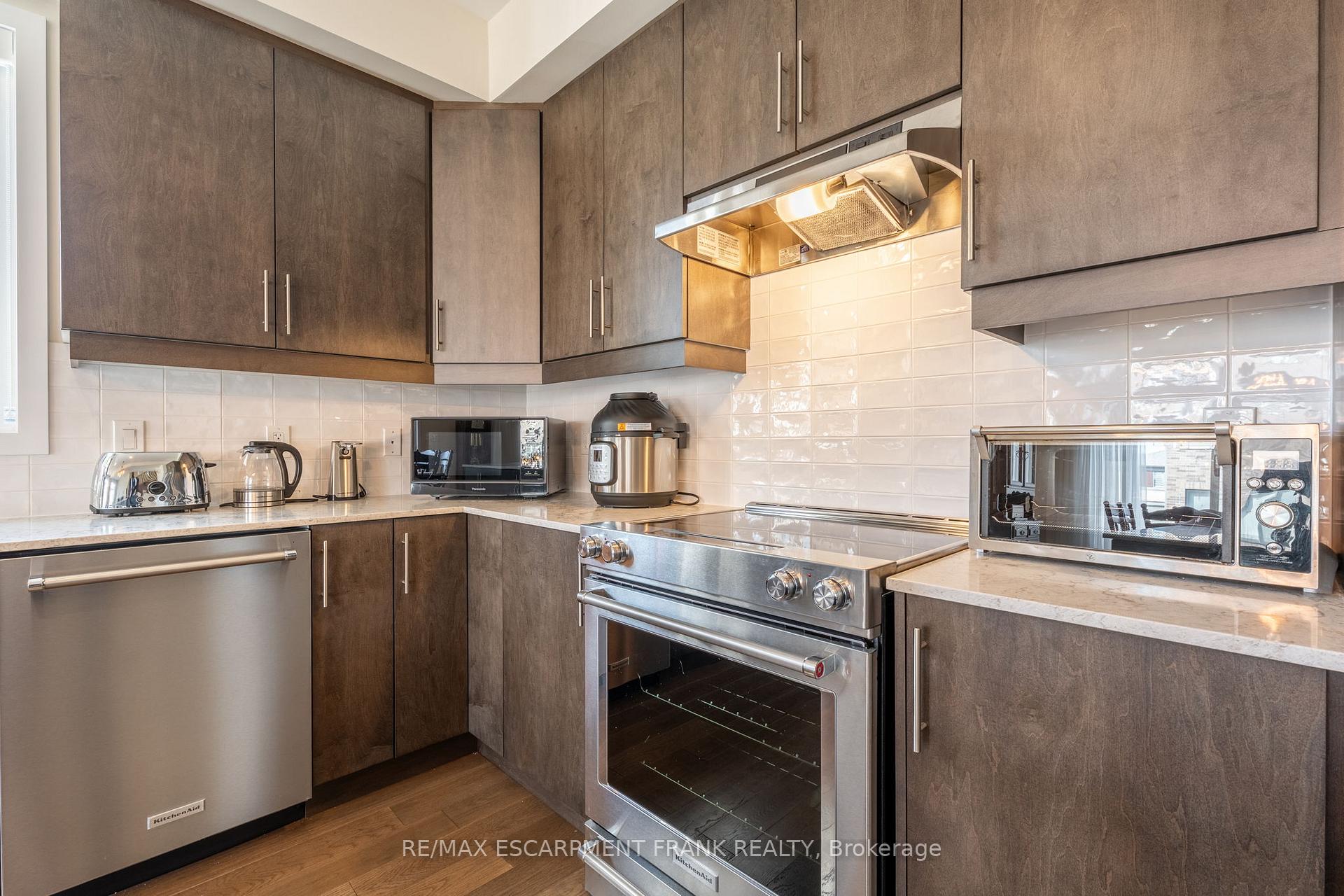 Photo 11 of 412 Klein Circle, Hamilton, Meadowlands — HOMEH