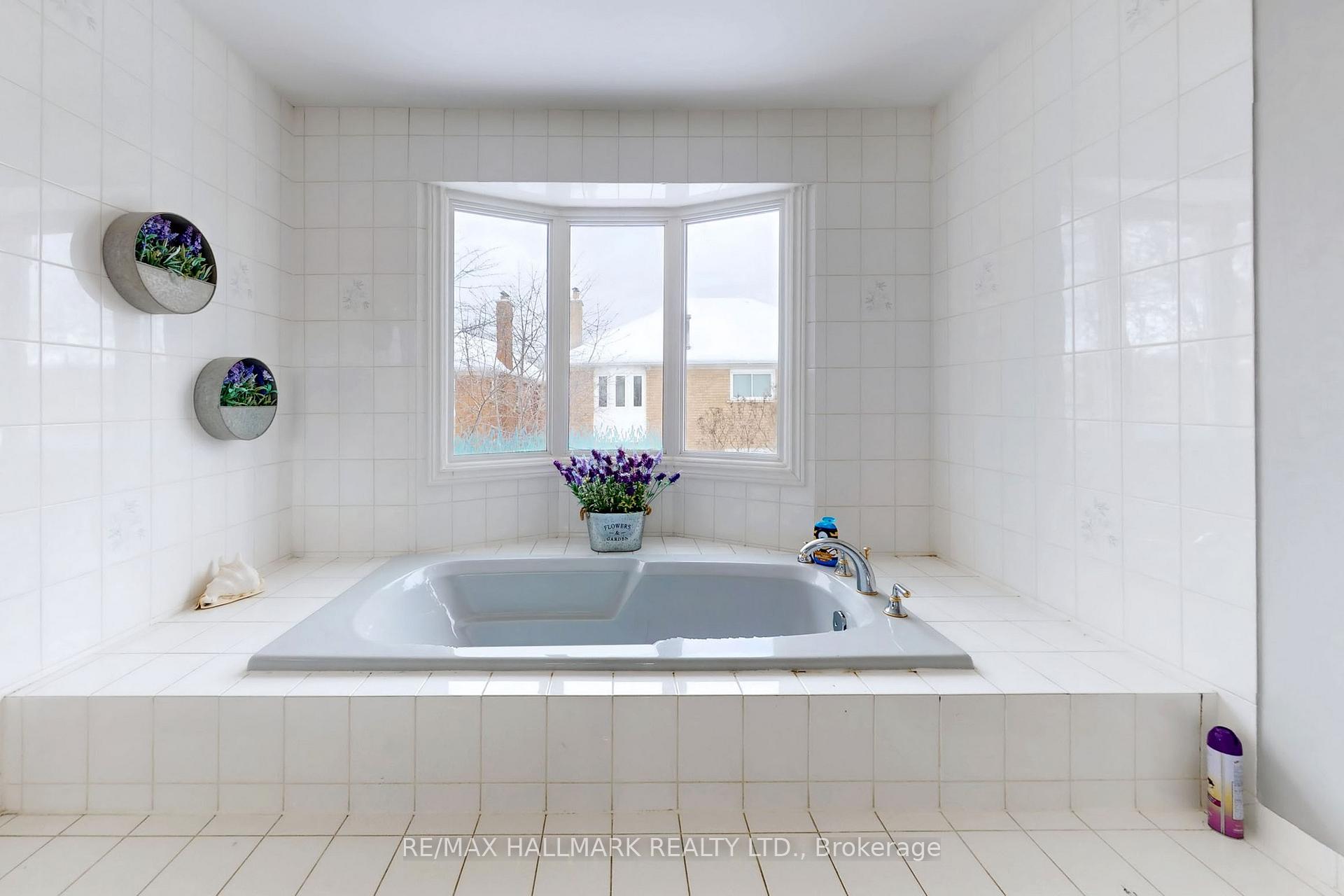 Photo 3 of 152 Grenadier Crescent, Vaughan, Beverley Glen — HOMEH