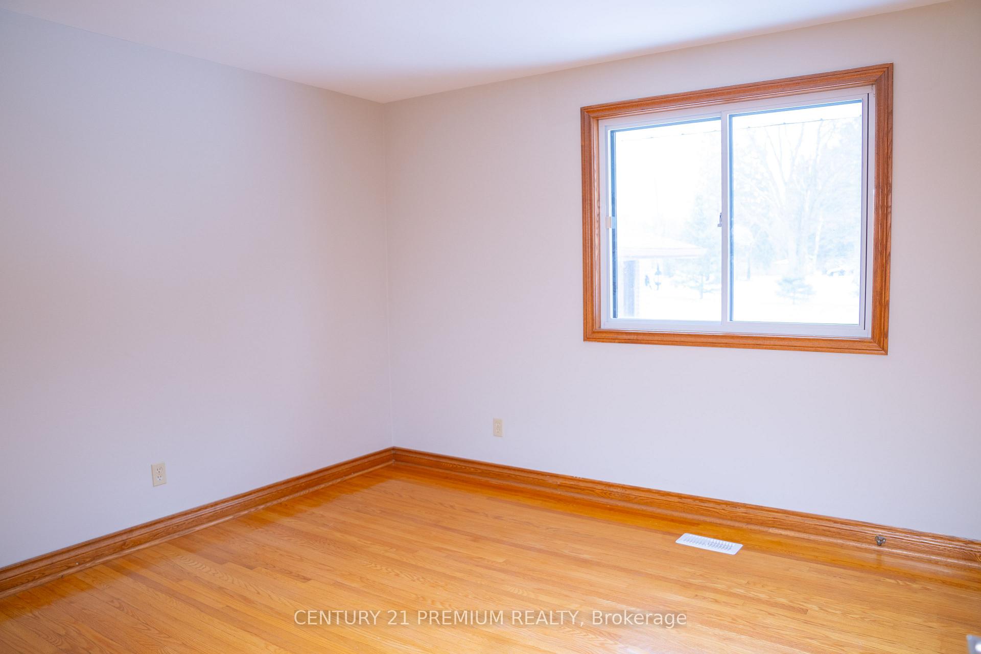 Photo 14 of Unit Upper, 10 Keewaydin Road, King, Nobleton — HOMEH