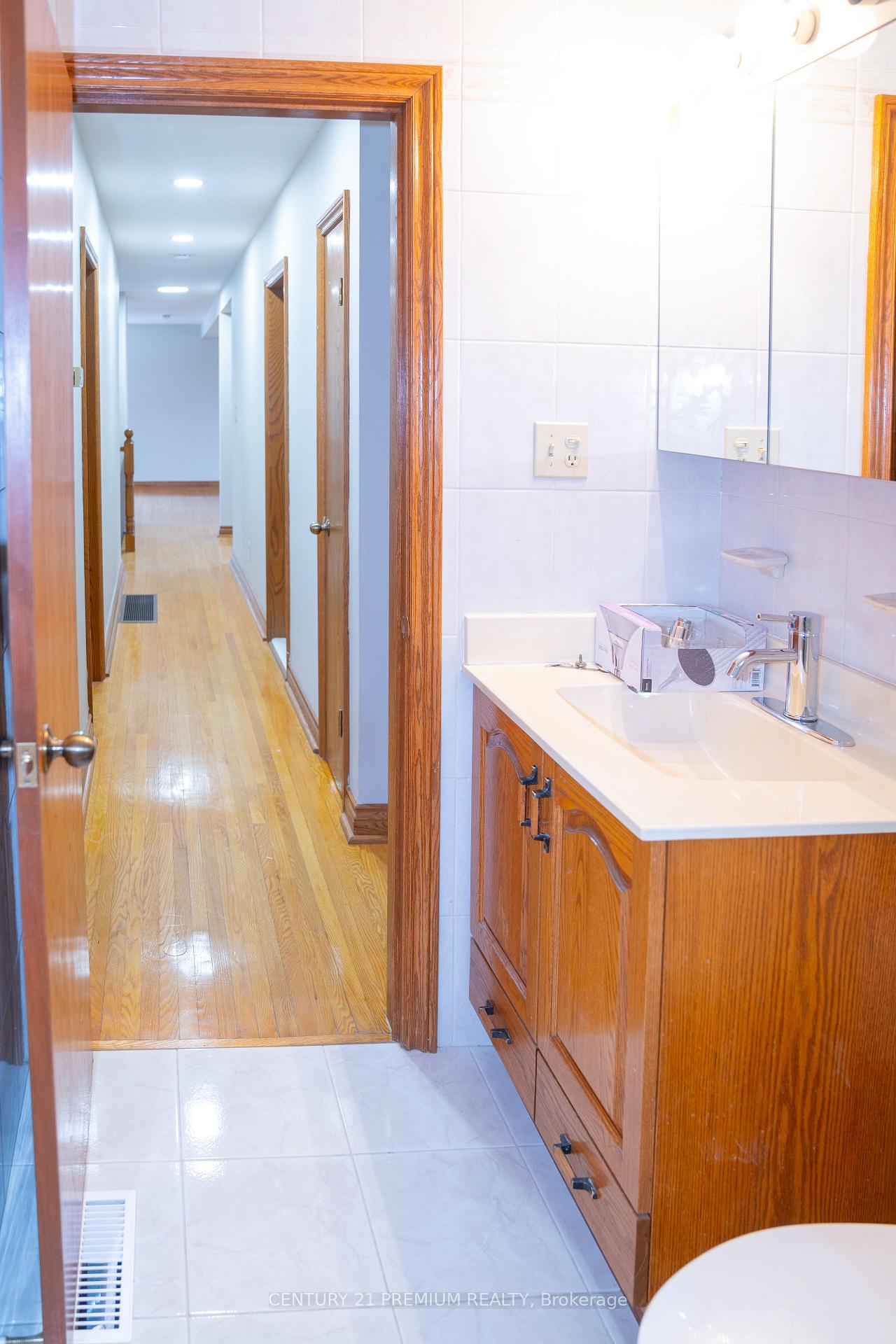Photo 5 of Unit Upper, 10 Keewaydin Road, King, Nobleton — HOMEH