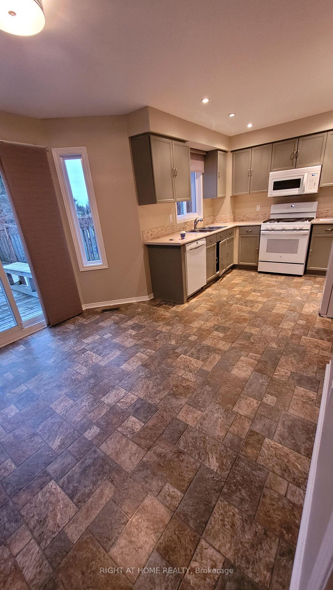 Photo 20 of 755 Aspen Road, Pickering, Amberlea — HOMEH