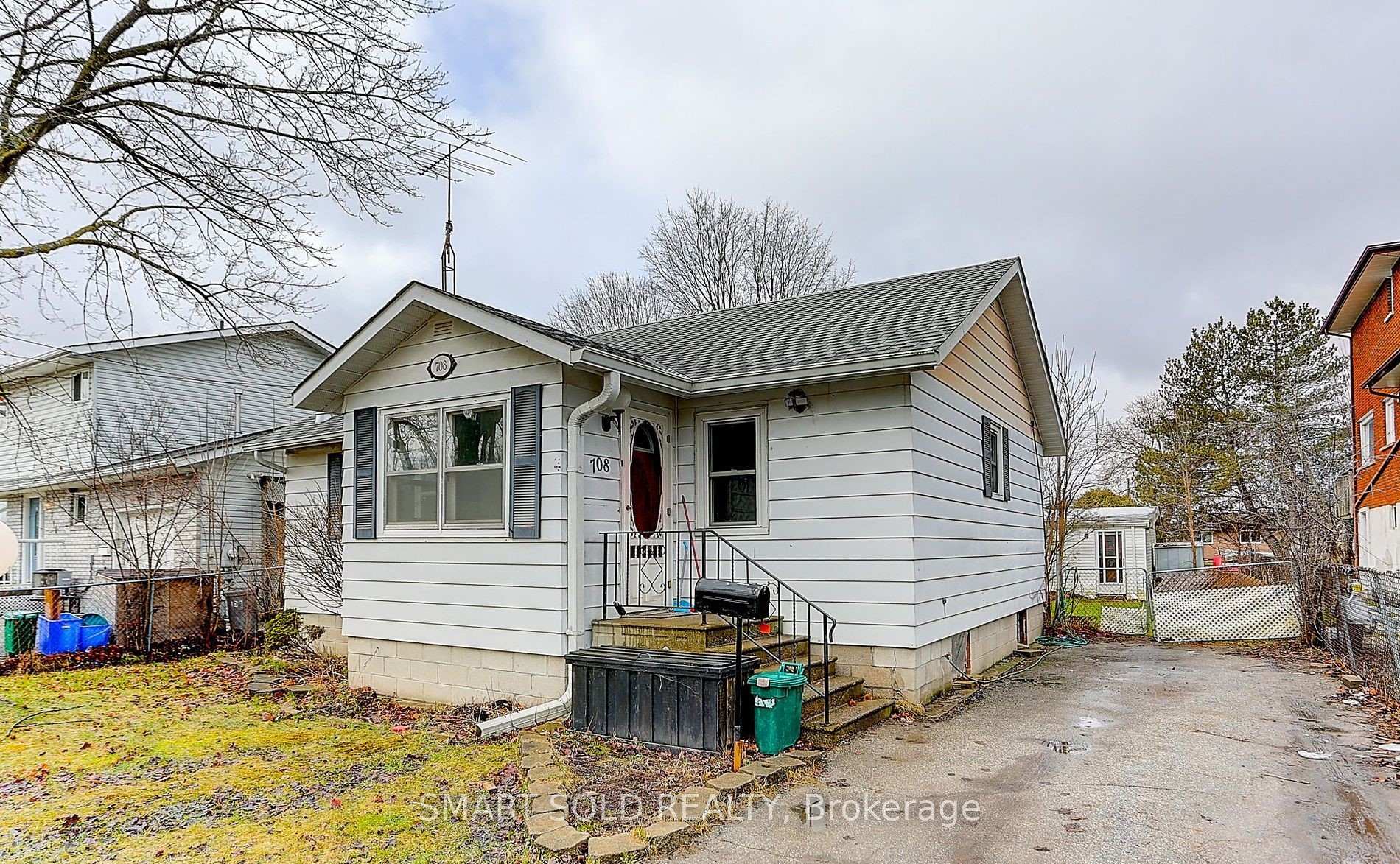 Front of 708 Lake Drive S