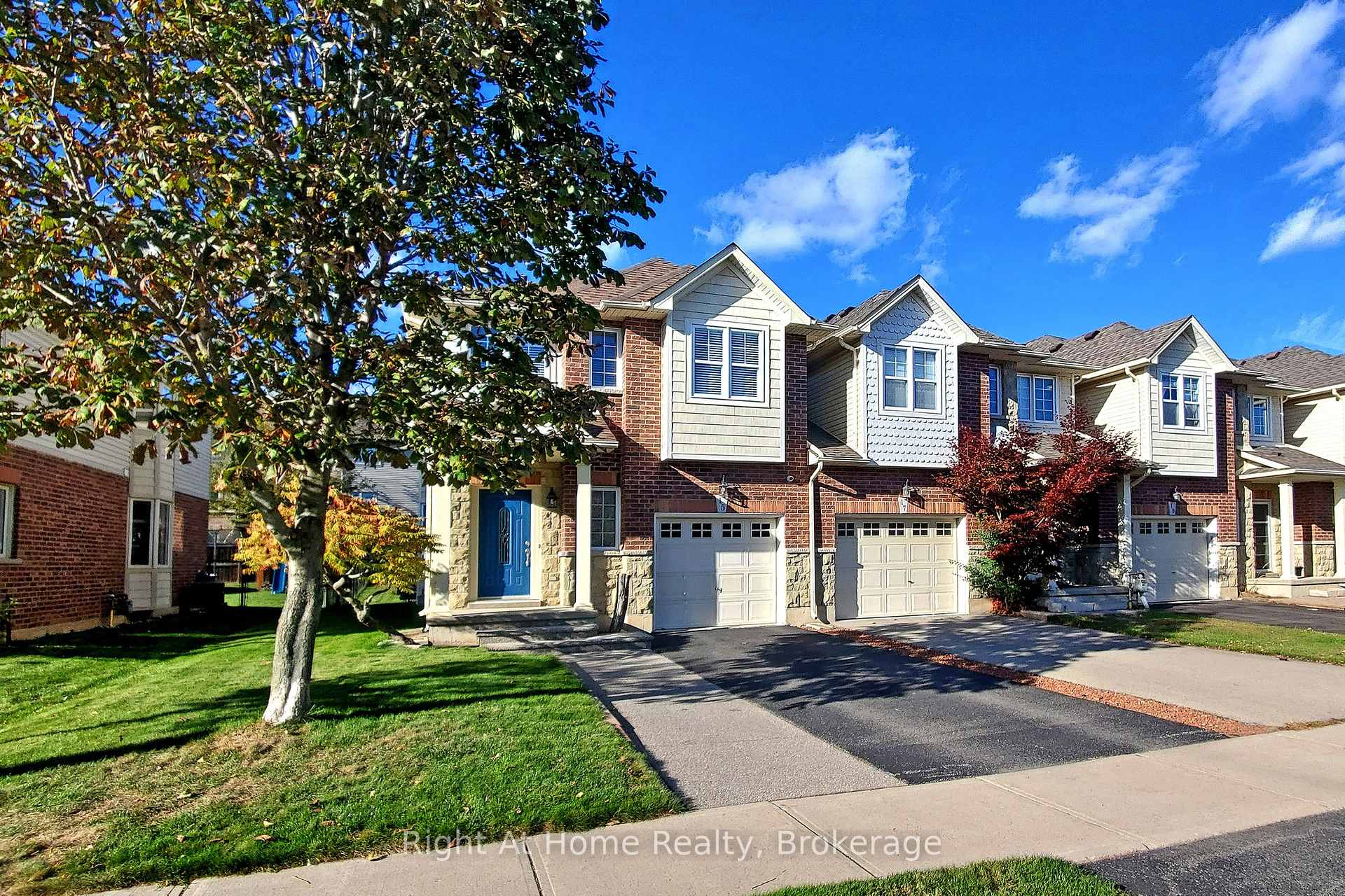 Photo 2 of 15 Brooking Court, Hamilton, Ancaster — HOMEH