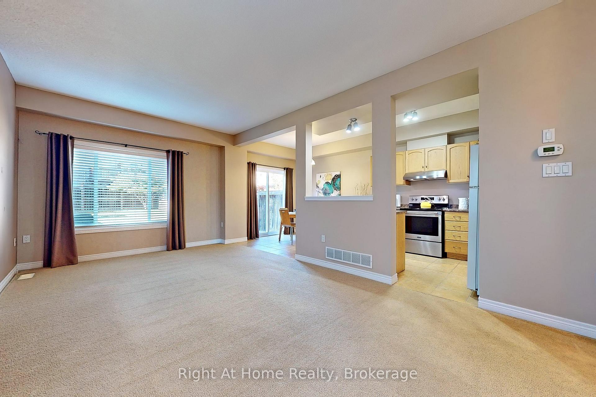 Photo 4 of 15 Brooking Court, Hamilton, Ancaster — HOMEH