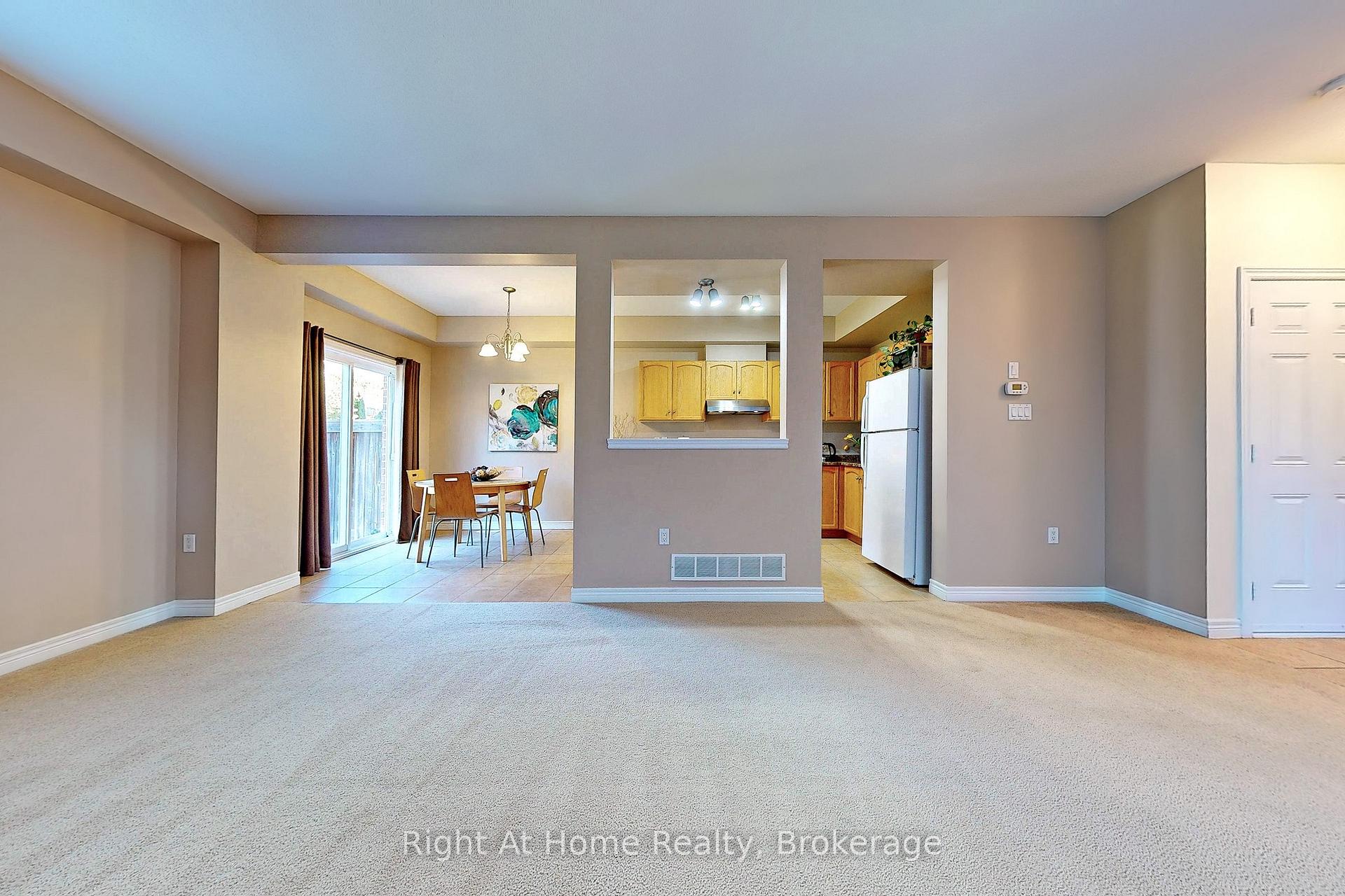 Photo 3 of 15 Brooking Court, Hamilton, Ancaster — HOMEH