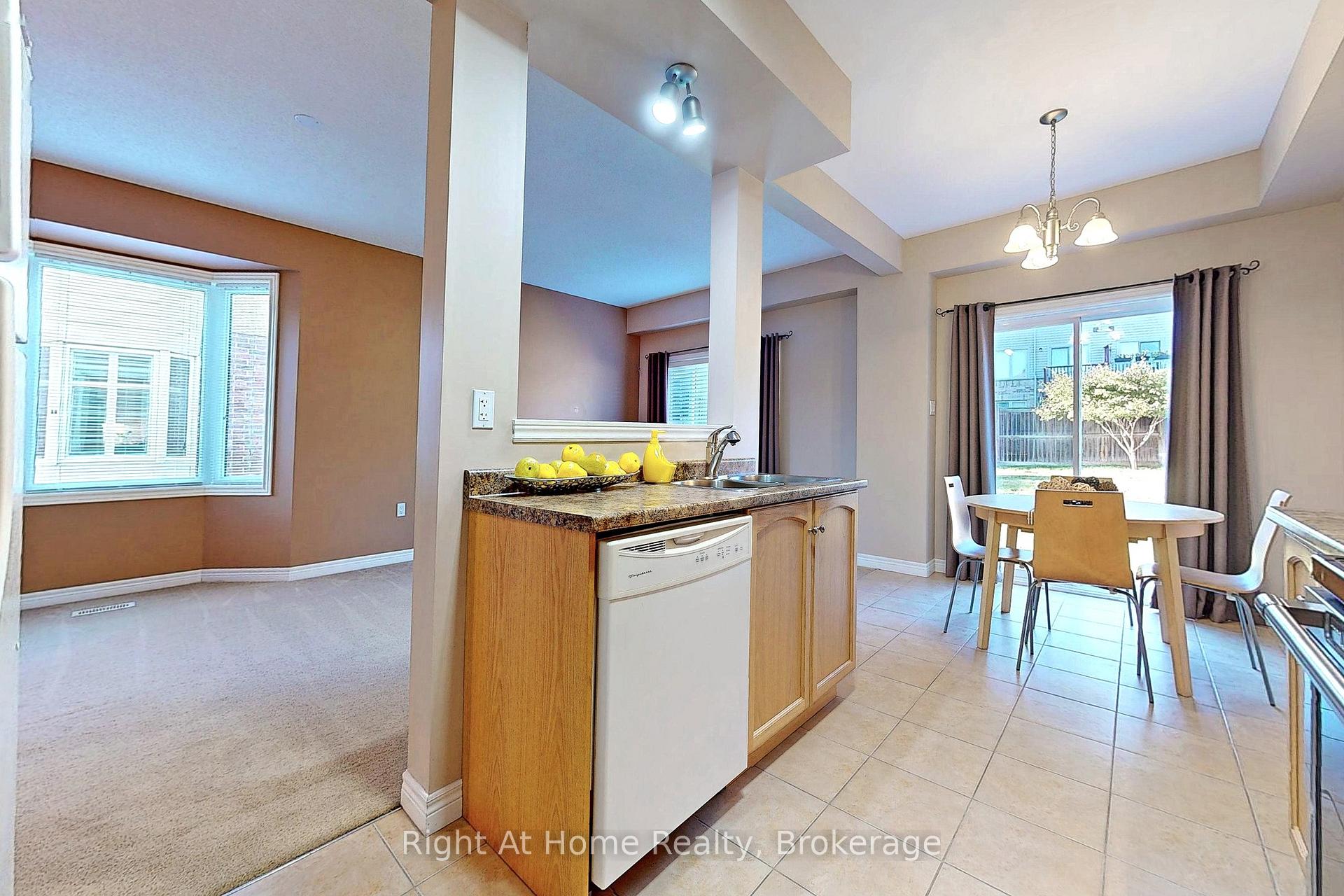 Photo 5 of 15 Brooking Court, Hamilton, Ancaster — HOMEH