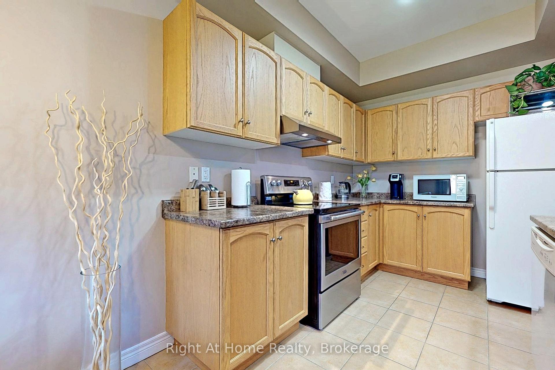 Photo 11 of 15 Brooking Court, Hamilton, Ancaster — HOMEH