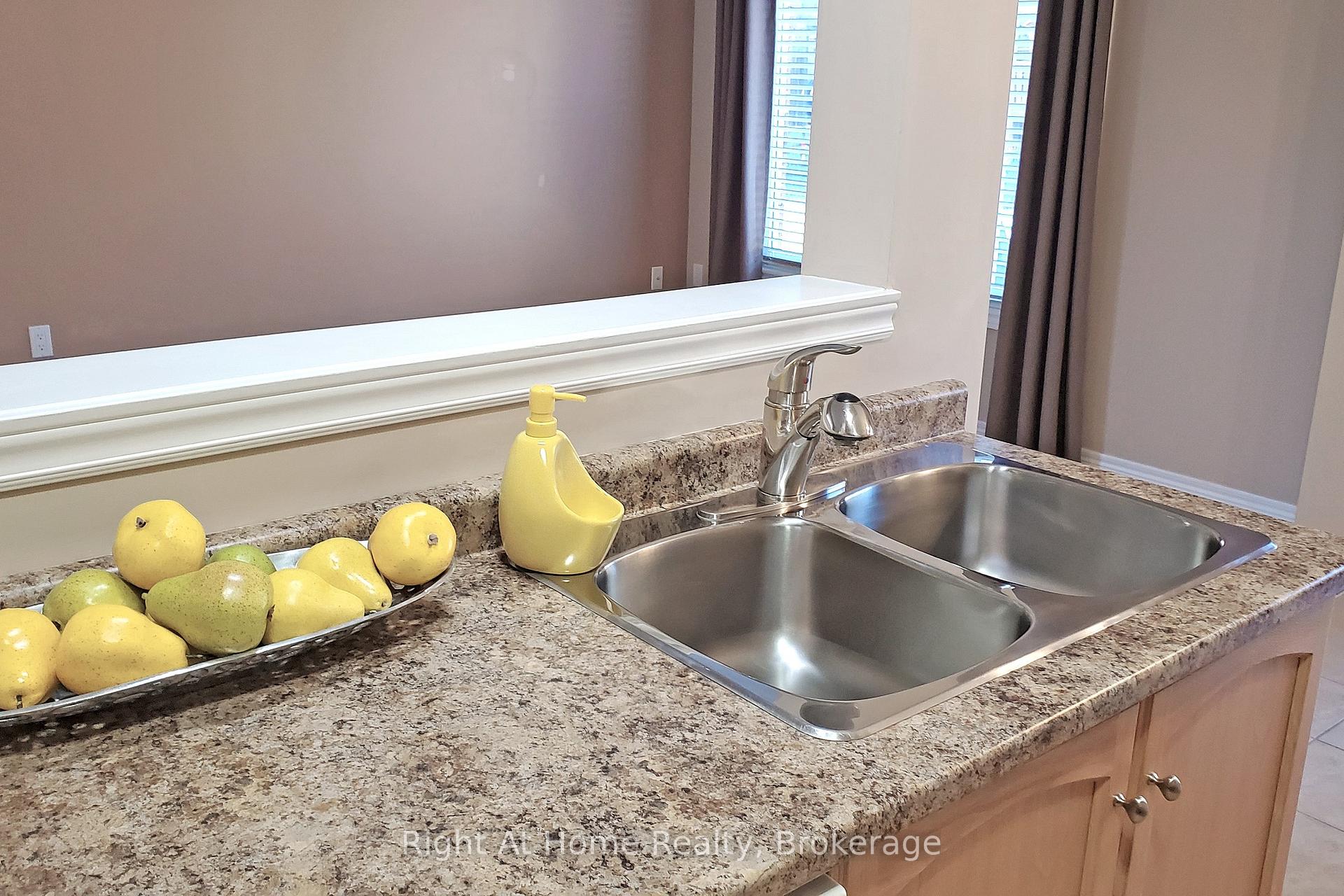 Photo 10 of 15 Brooking Court, Hamilton, Ancaster — HOMEH