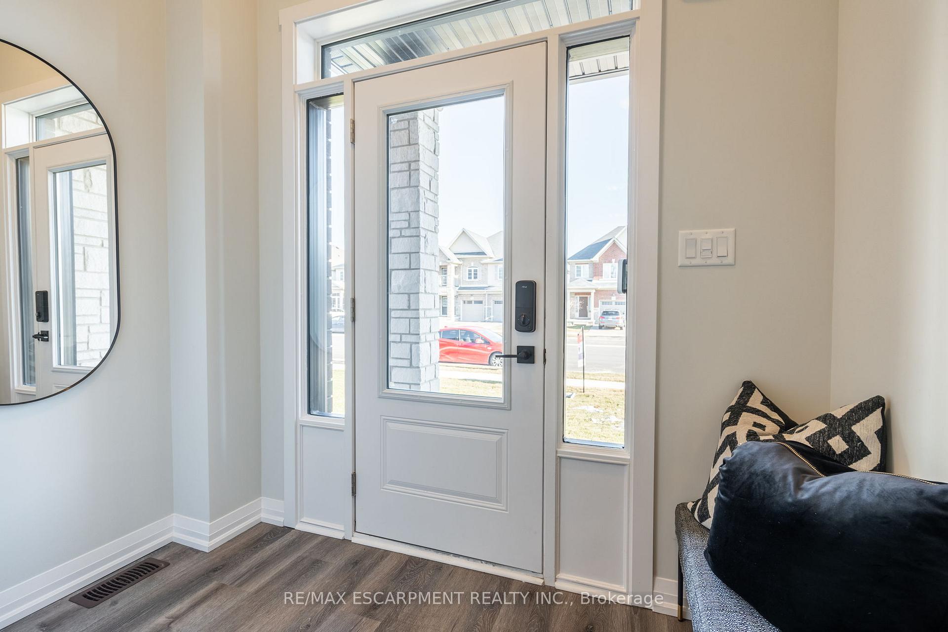 Photo 3 of 215 Lormont Boulevard N, Hamilton, Stoney Creek — HOMEH