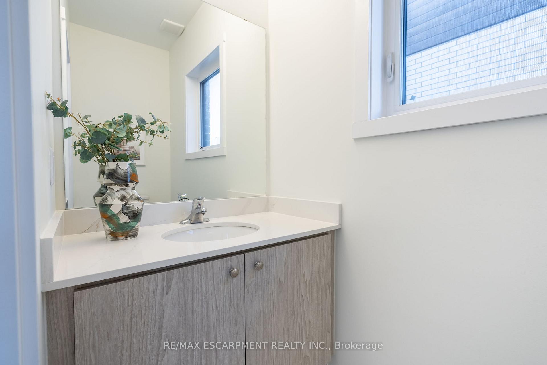 Photo 5 of 215 Lormont Boulevard N, Hamilton, Stoney Creek — HOMEH