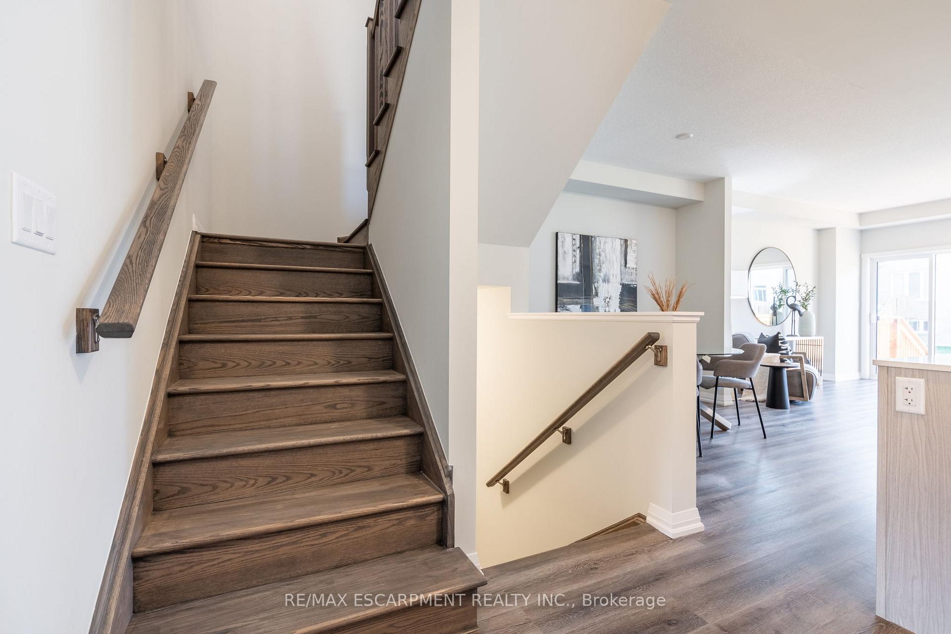 Photo 4 of 215 Lormont Boulevard N, Hamilton, Stoney Creek — HOMEH