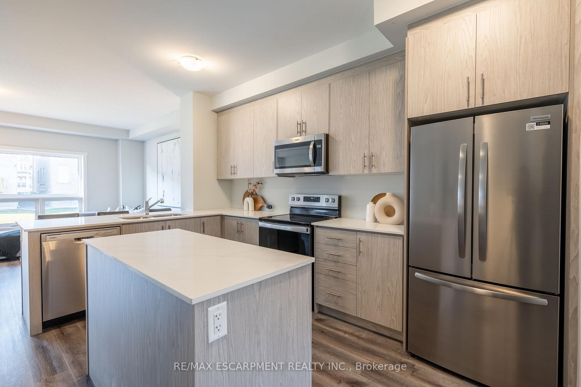 Photo 8 of 215 Lormont Boulevard N, Hamilton, Stoney Creek — HOMEH