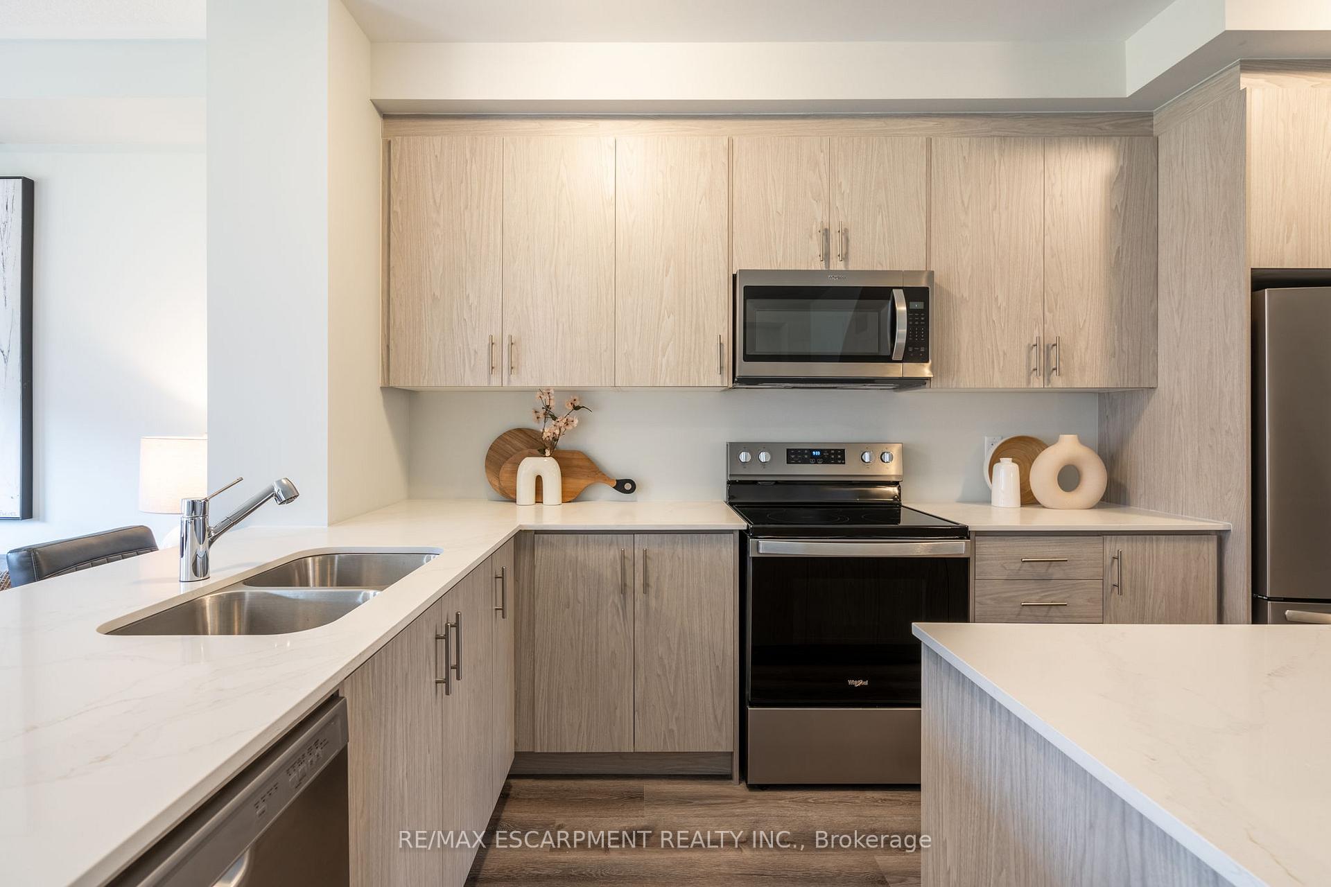 Photo 10 of 215 Lormont Boulevard N, Hamilton, Stoney Creek — HOMEH