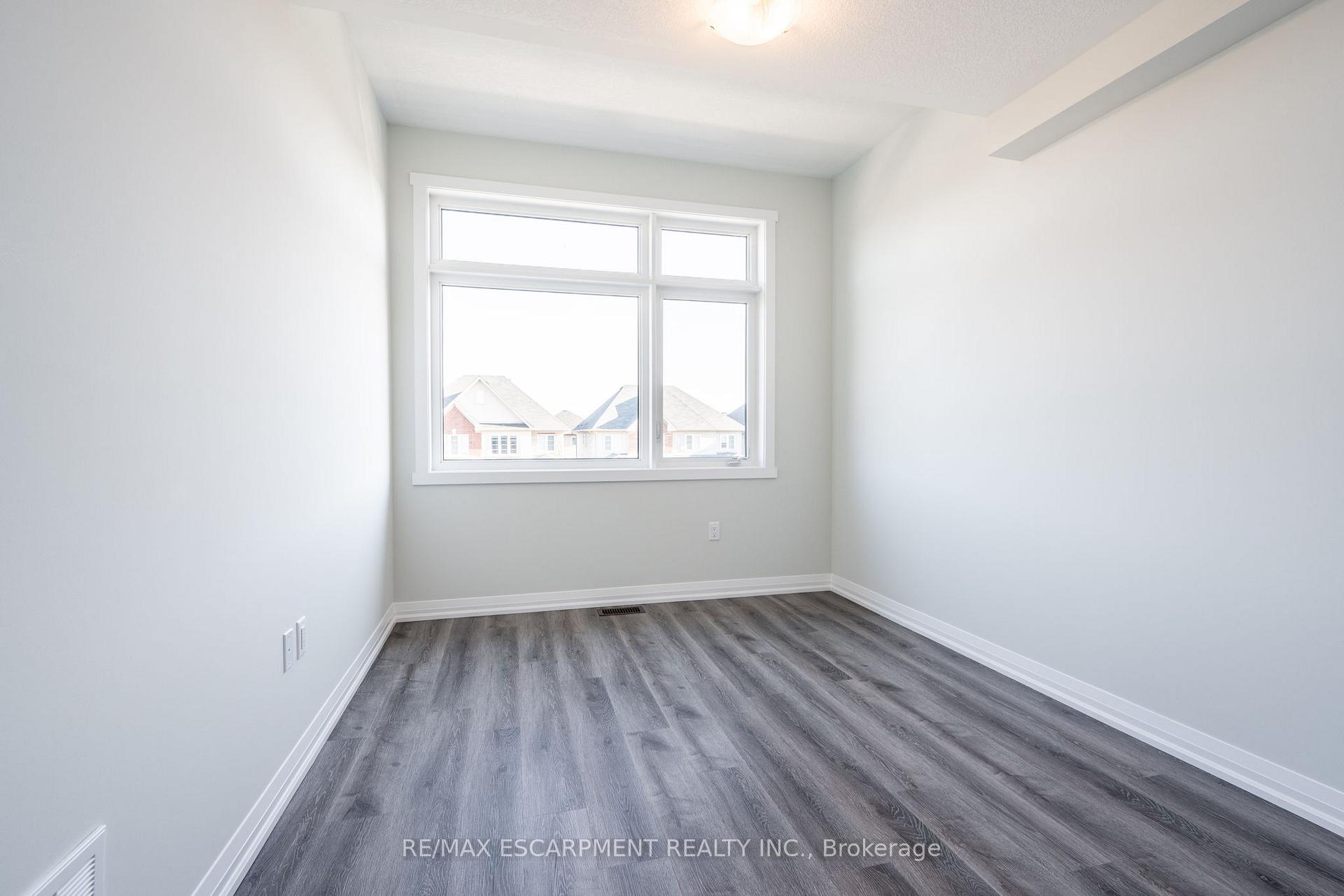 Photo 21 of 215 Lormont Boulevard N, Hamilton, Stoney Creek — HOMEH
