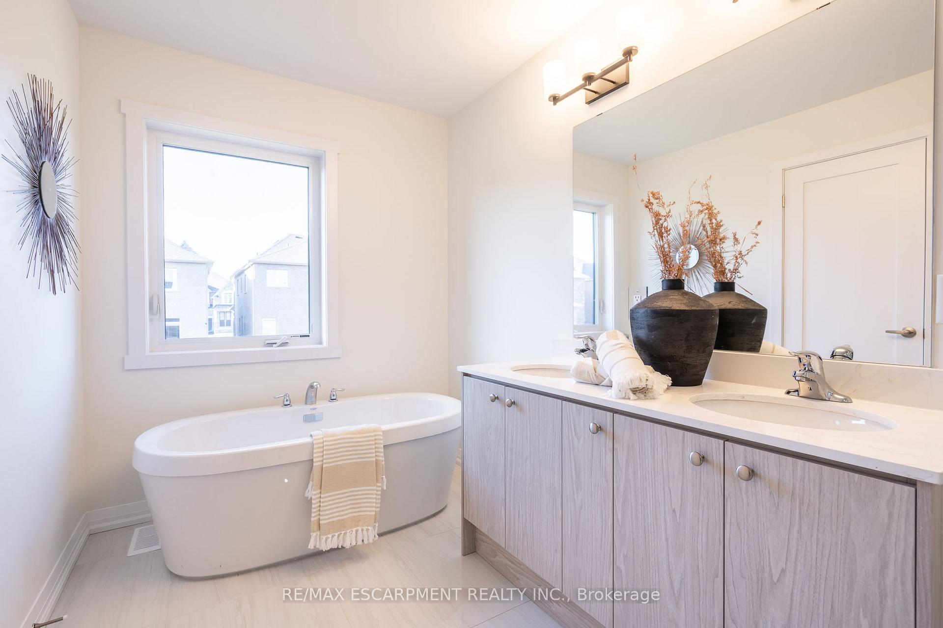 Photo 28 of 215 Lormont Boulevard N, Hamilton, Stoney Creek — HOMEH