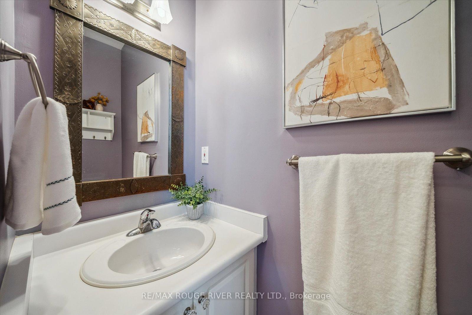 Photo 12 of 14 Selleck Lane, Oshawa, Samac — HOMEH