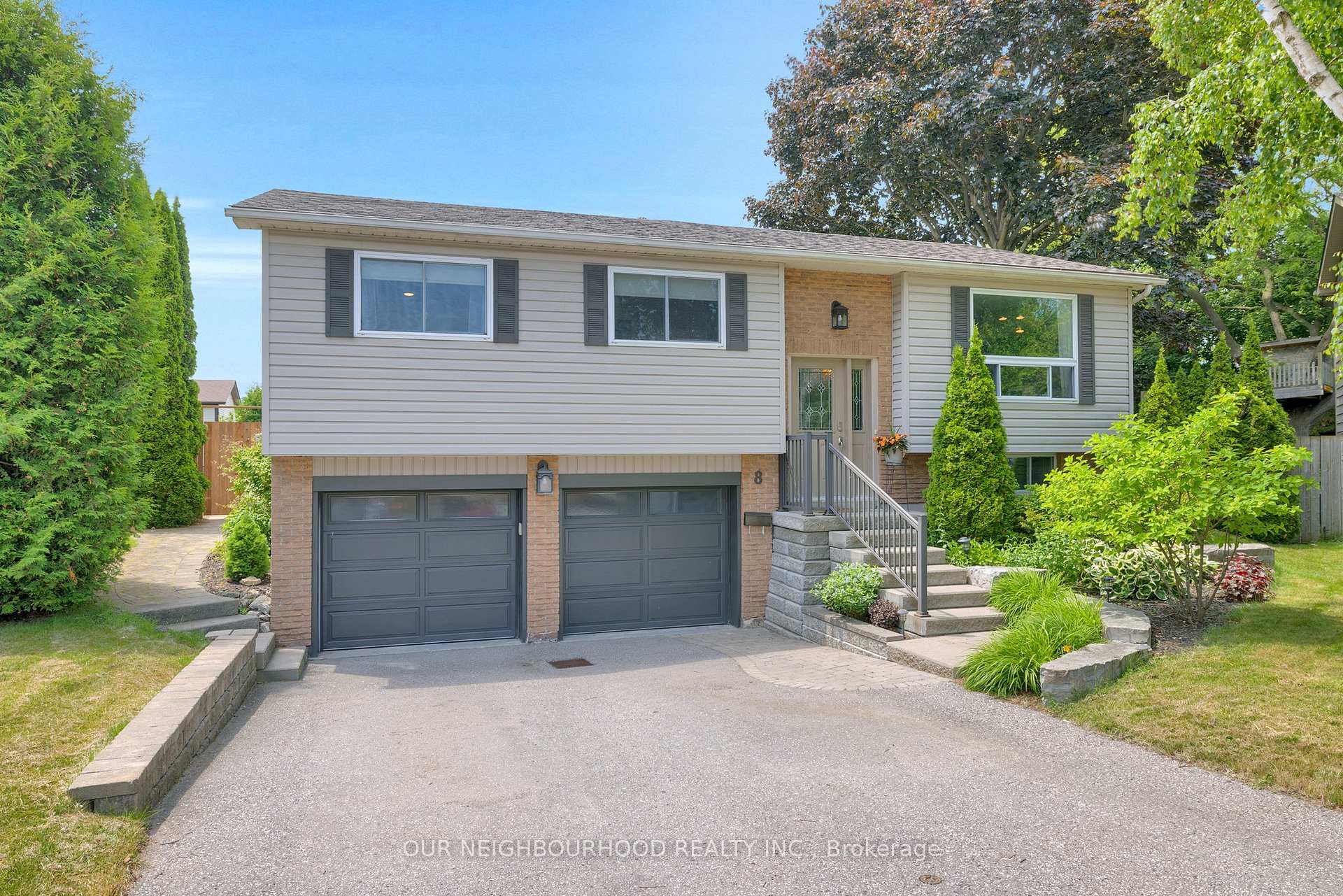 Photo 1 of 8 Chantel Court, Clarington, Bowmanville — HOMEH