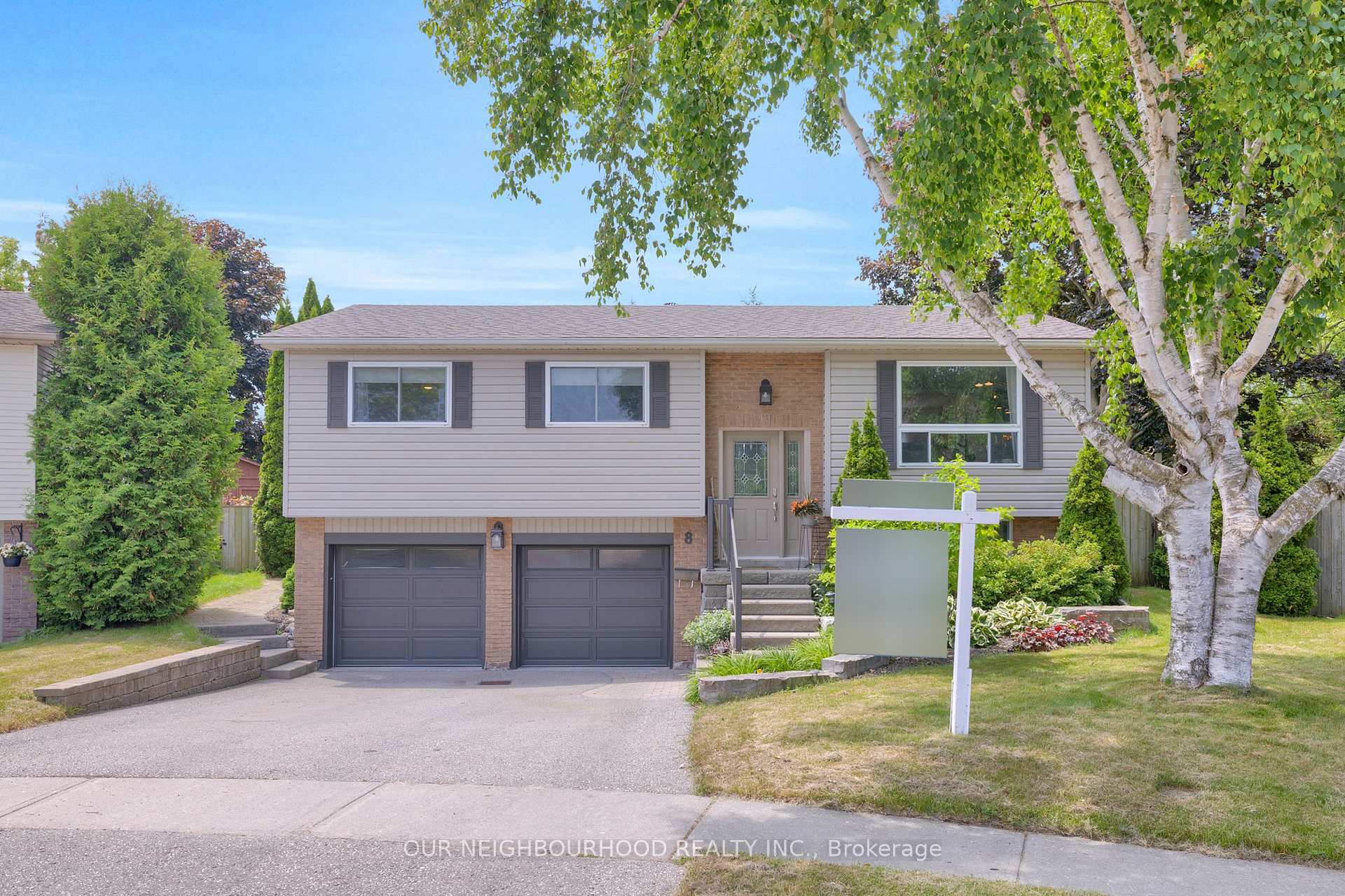 Photo 2 of 8 Chantel Court, Clarington, Bowmanville — HOMEH